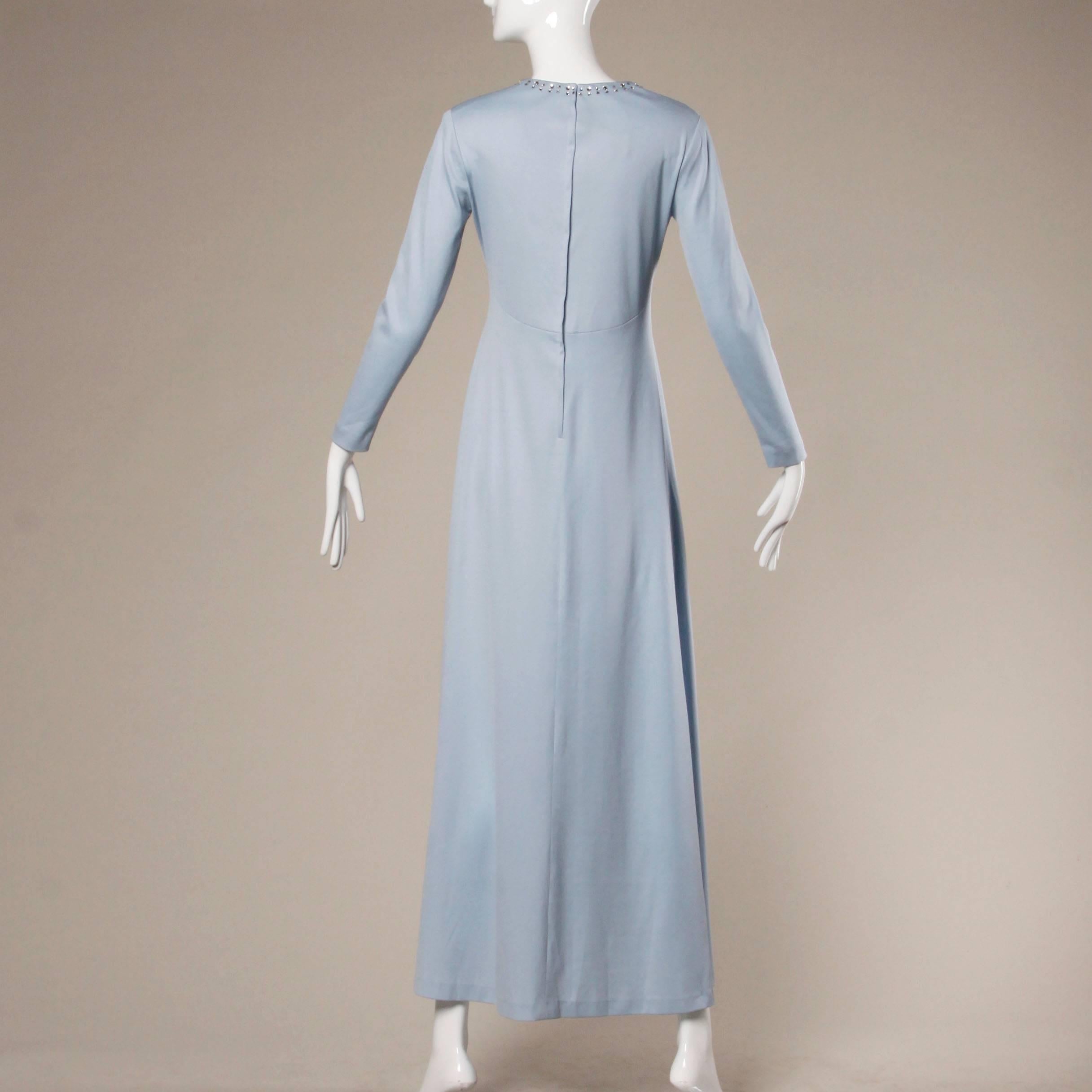 Robe longue en jersey bleu pâle des années 1970 avec strass sertis et manches longues Excellent état - En vente à Sparks, NV