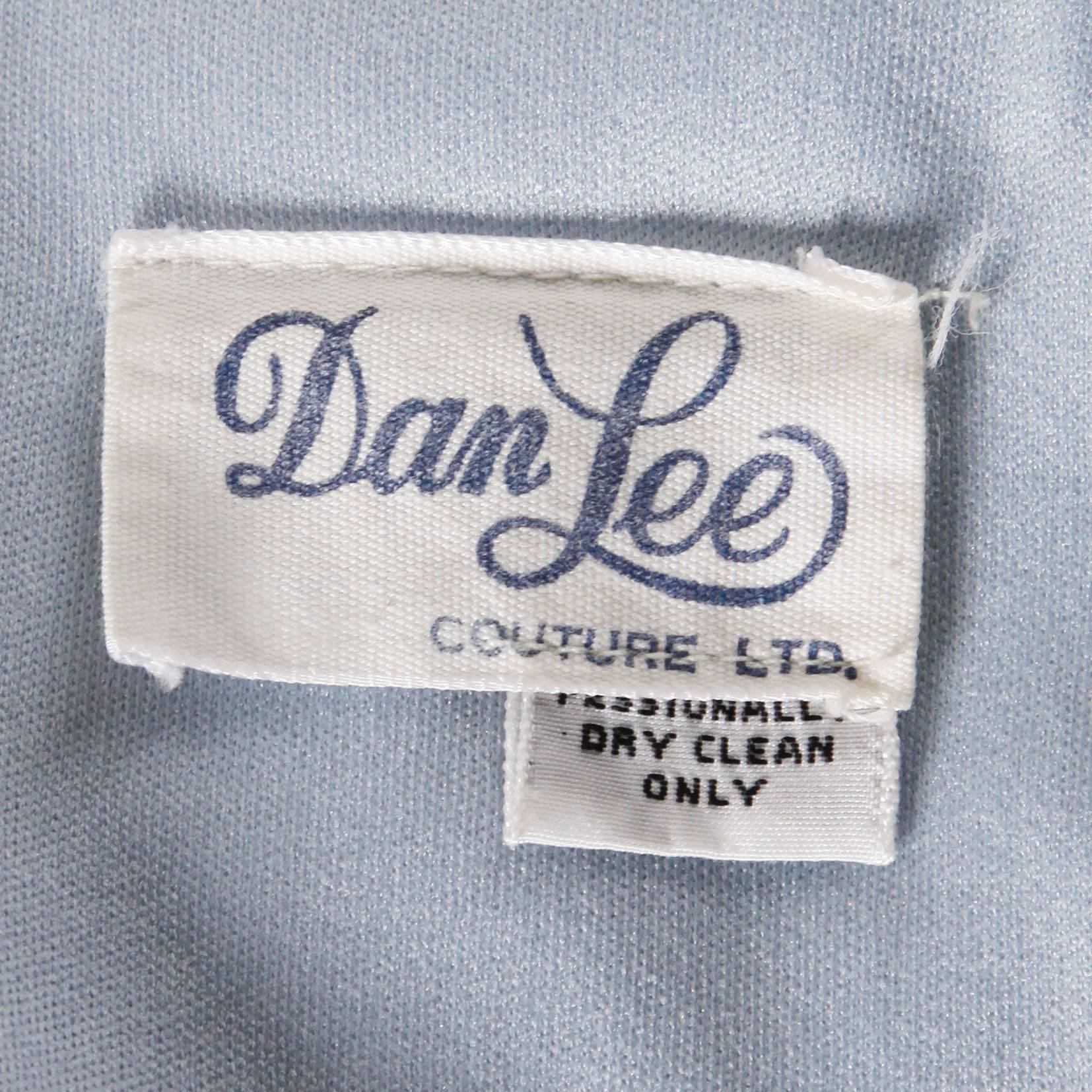 Gris Robe longue en jersey bleu pâle des années 1970 avec strass sertis et manches longues en vente