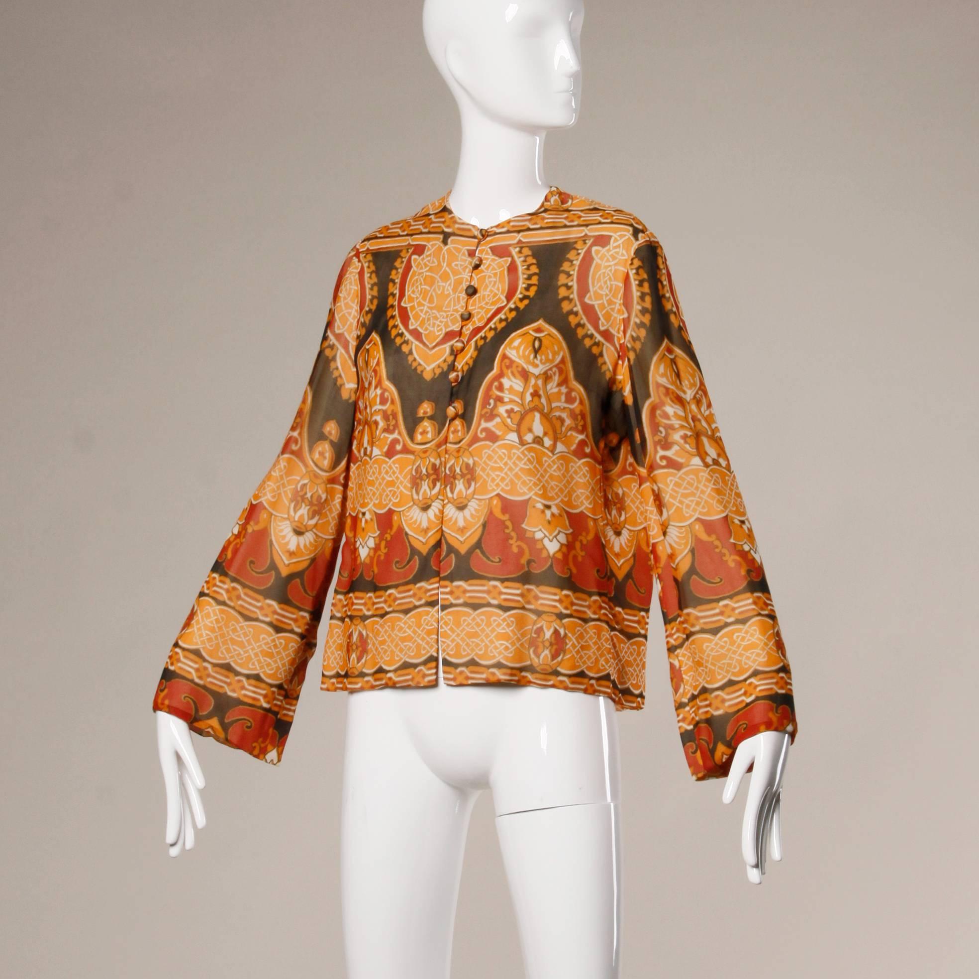 Vintage Geoffrey Beene
Circa 1960s
Art Nouveau Printed Silk
Bell Sleeves
Fully Lined in Silk
Front Covered
Button Closure
Marked Size: Not Marked
Estimated Size: Medium
Color: Orange/ Gray/ Burgundy/ Beige
Fabric: Silk
Label: Geoffrey