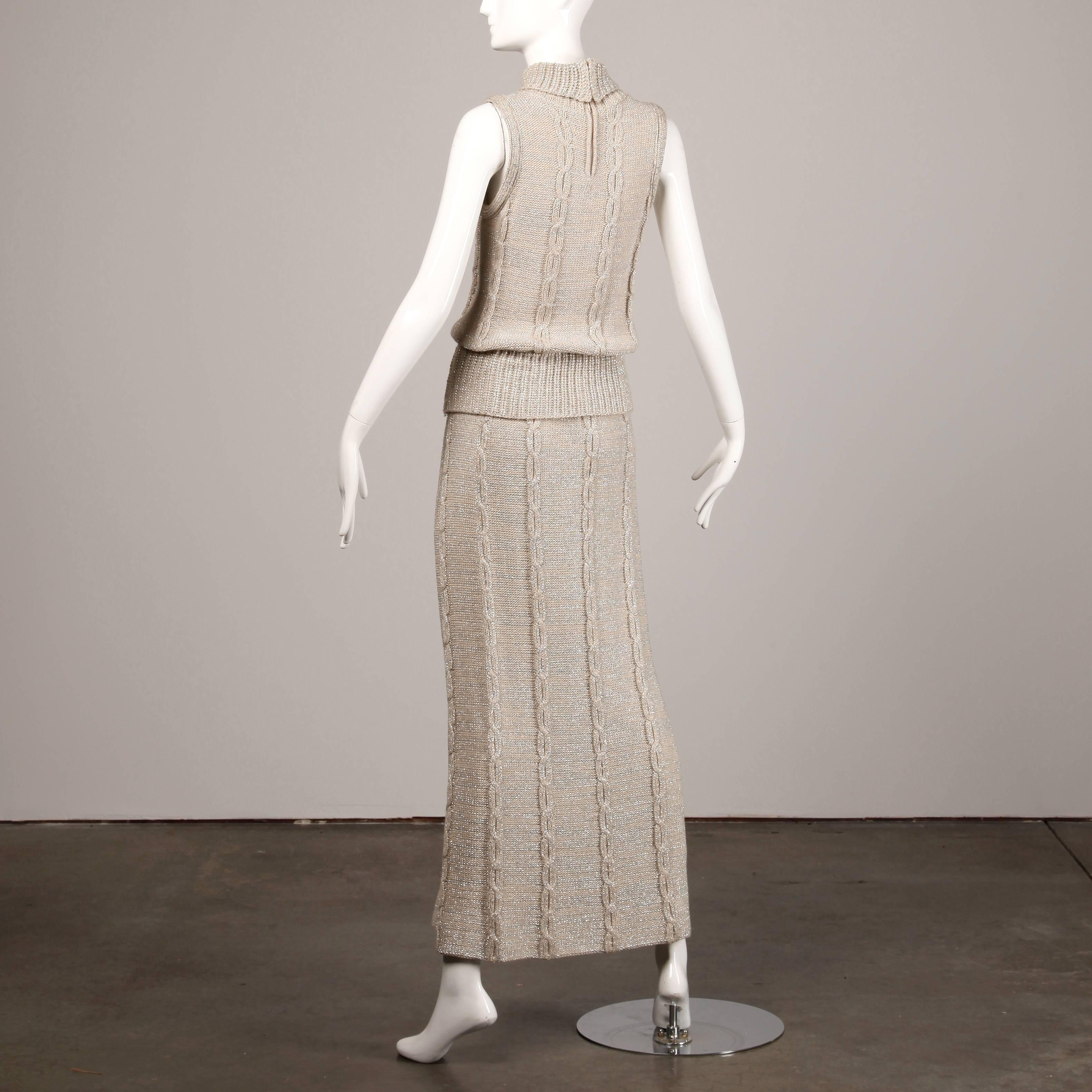 Ensemble deux pièces : haut et jupe longue en tricot câble argenté métallisé, années 1970  en vente 1