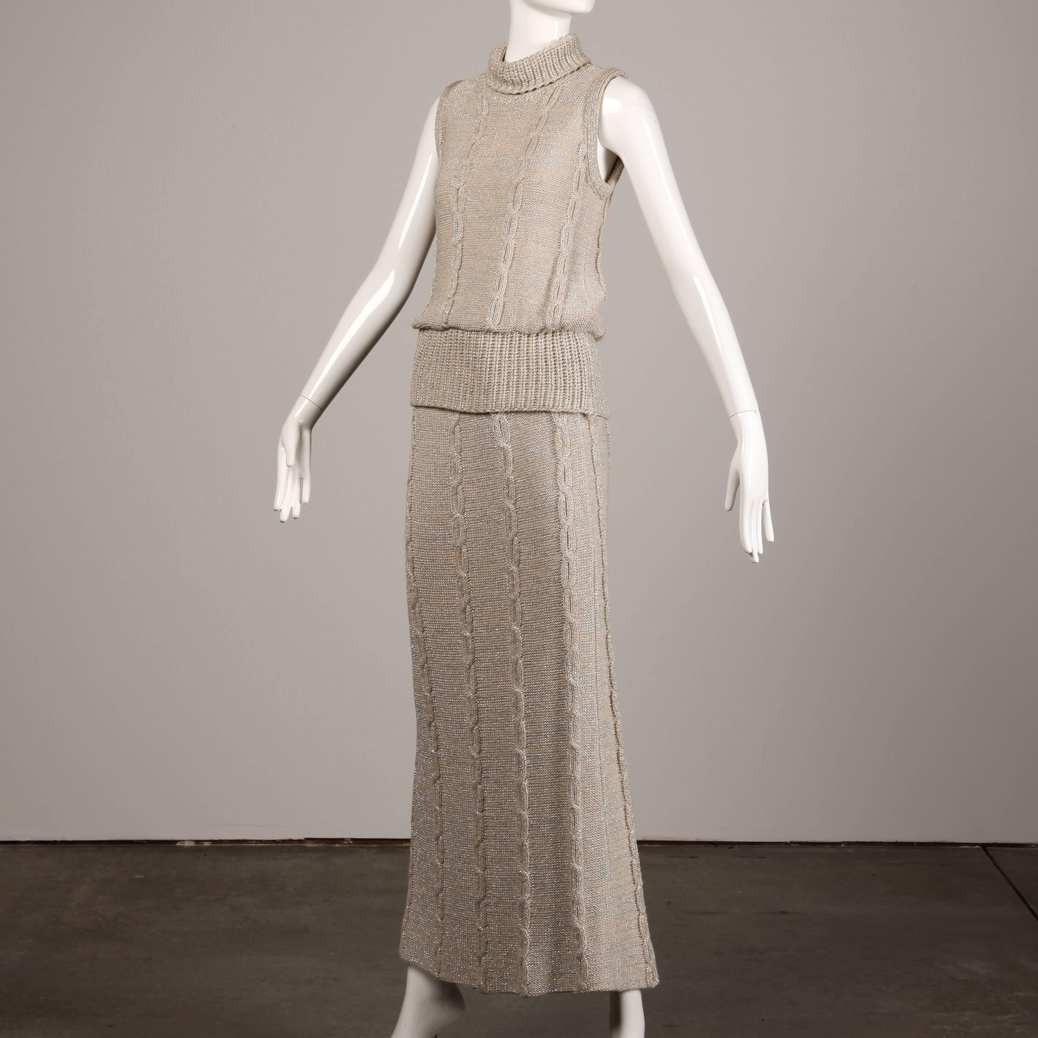 Ensemble deux pièces : haut et jupe longue en tricot câble argenté métallisé, années 1970  en vente 3
