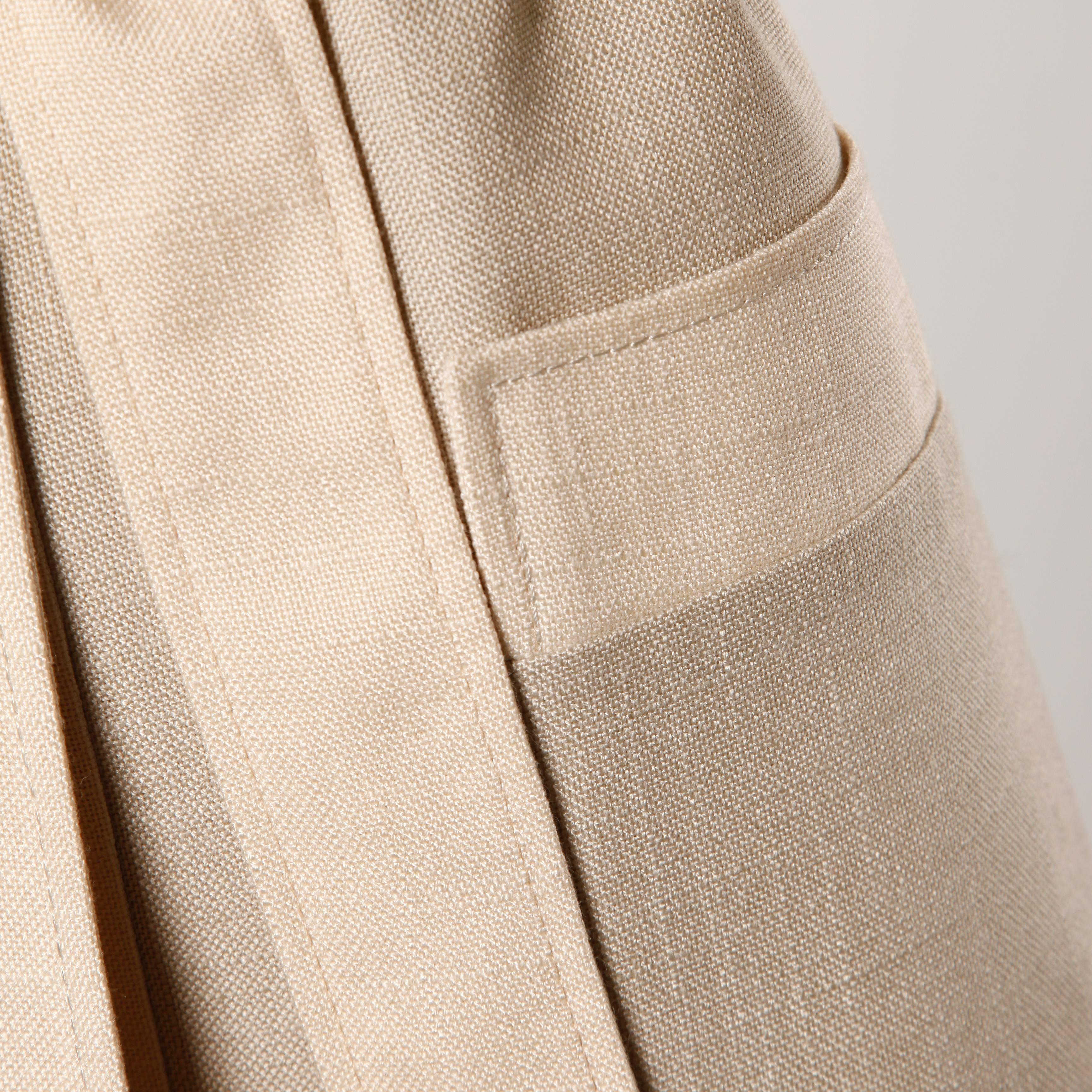Chic minimalist two tone light weight coat with matching sash by Don Simonelli.

Details: 

Fully Lined
Front Pockets
Tie at Waist Closure
Estimated Size: Small-Medium
Color: Beige/ Tan
Fabric: Feels like Linen Blend
Label: Modelia/ Don