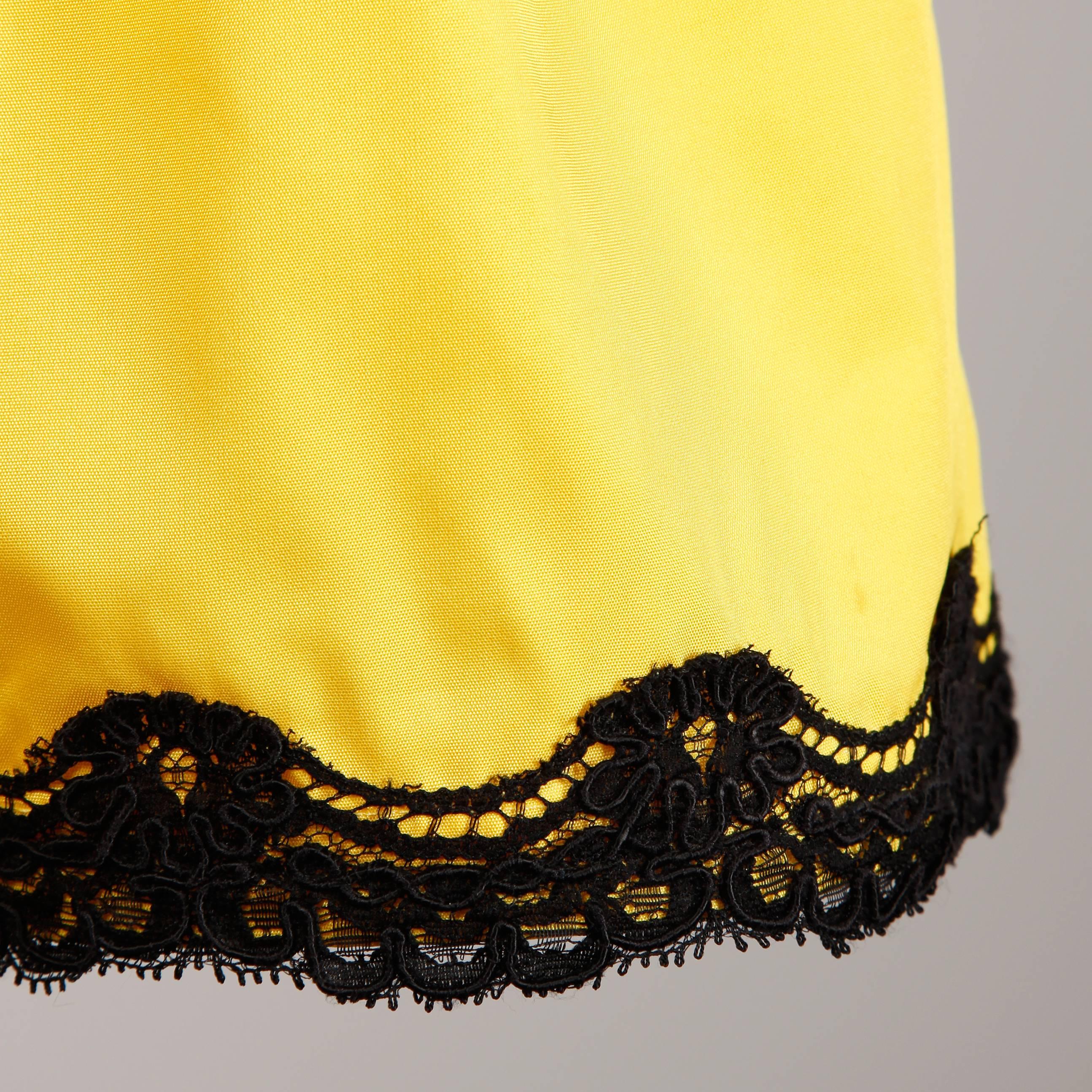 Bill Blass Vintage Yellow and Black Lace Halter Dress In New Condition For Sale In Sparks, NV