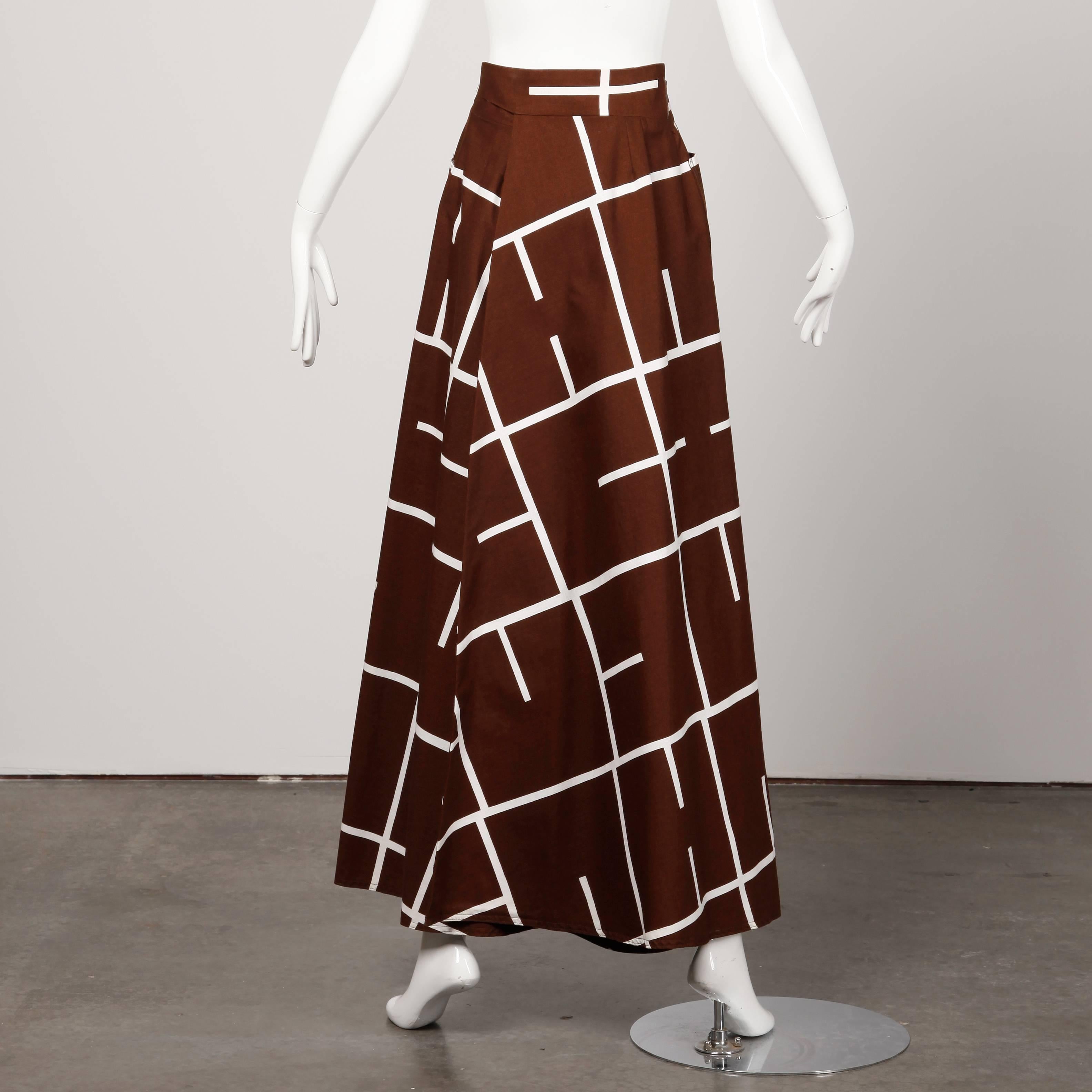 1970s Betty Carol Vintage Mod Brown + White Geometric Print Maxi Skirt In Excellent Condition In Sparks, NV