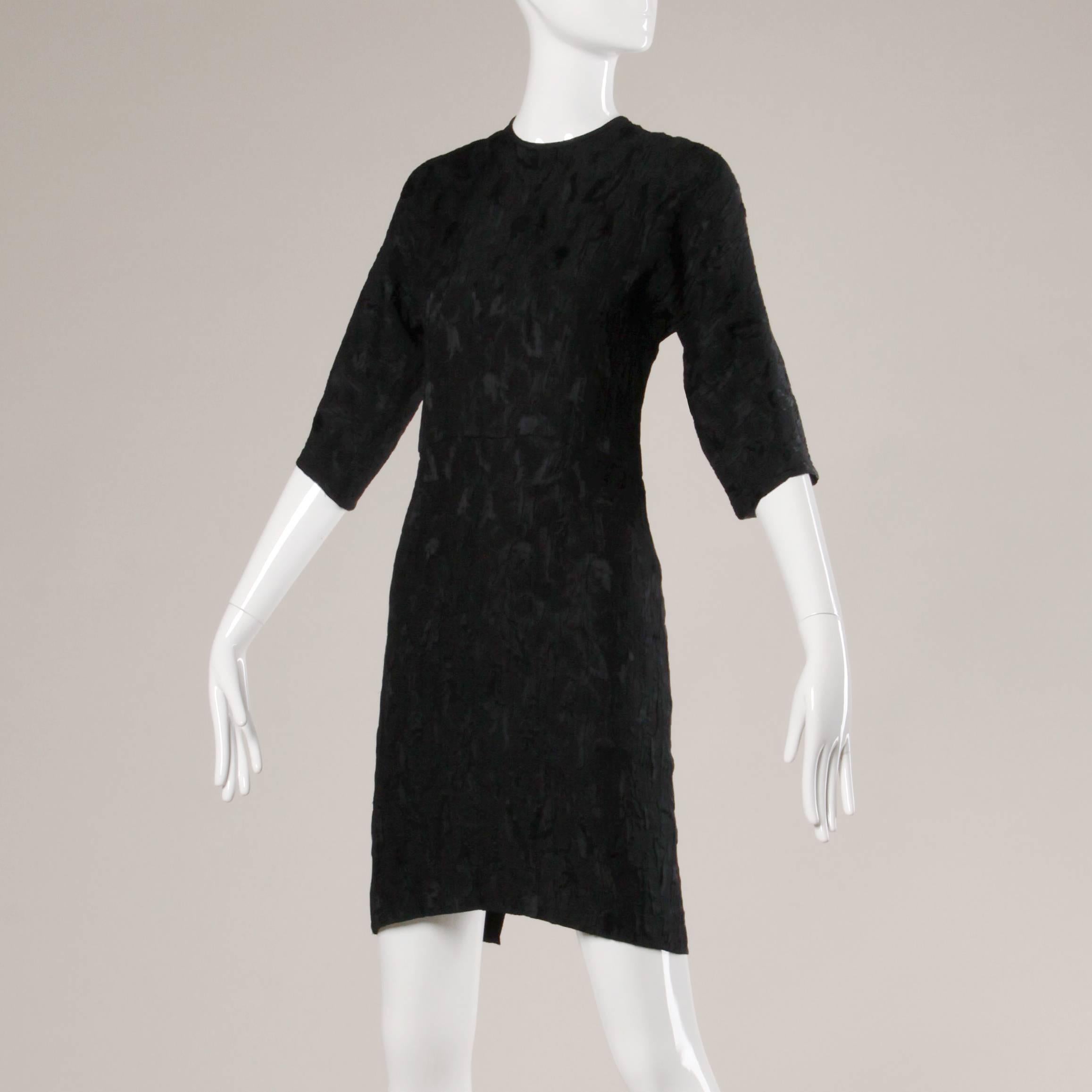 Sin forro 
Cierre trasero de cremallera y gancho 
Diseñador: Gianni Versace
Etiqueta: Istante
Talla estimada: S-M
Color: Negro
Busto: 36
Cintura: 28
Caderas: 34
Hombro 16.5
