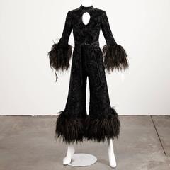 combinaison en velours brûlé métallique Lillie Rubin des années 1970 avec bordure en plumes d'autruche