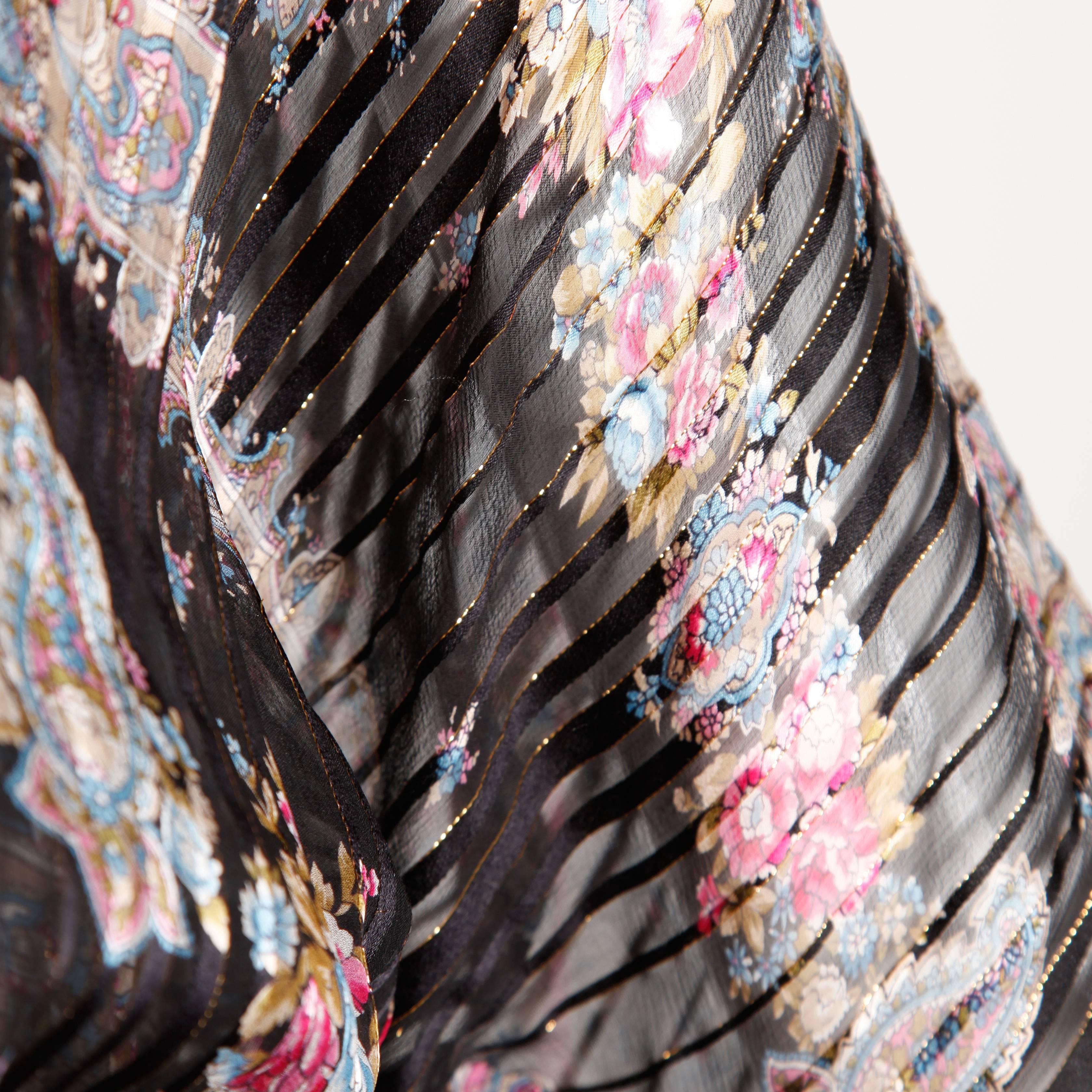 Noir Robe cachemire fine vintage en papier à fleurs métalliques et évasées - The Silk Farm by Icinoo - années 1970 en vente