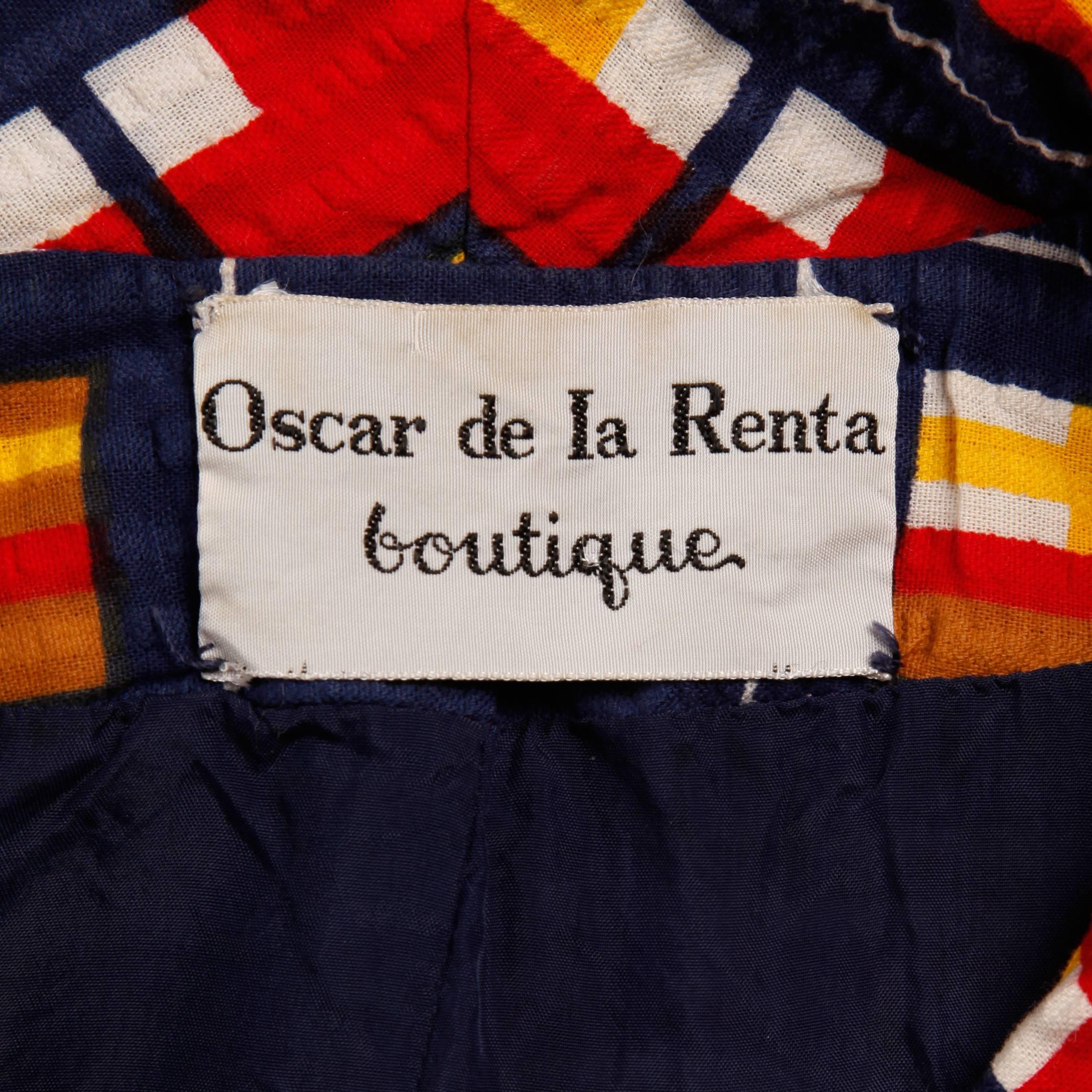 Ensemble 2 pièces vintage des années 1970 composé d'une robe et d'une veste d'Oscar de la Renta. La robe est partiellement doublée et se ferme à l'arrière par une fermeture à glissière et un crochet. La veste est entièrement doublée et se ferme par