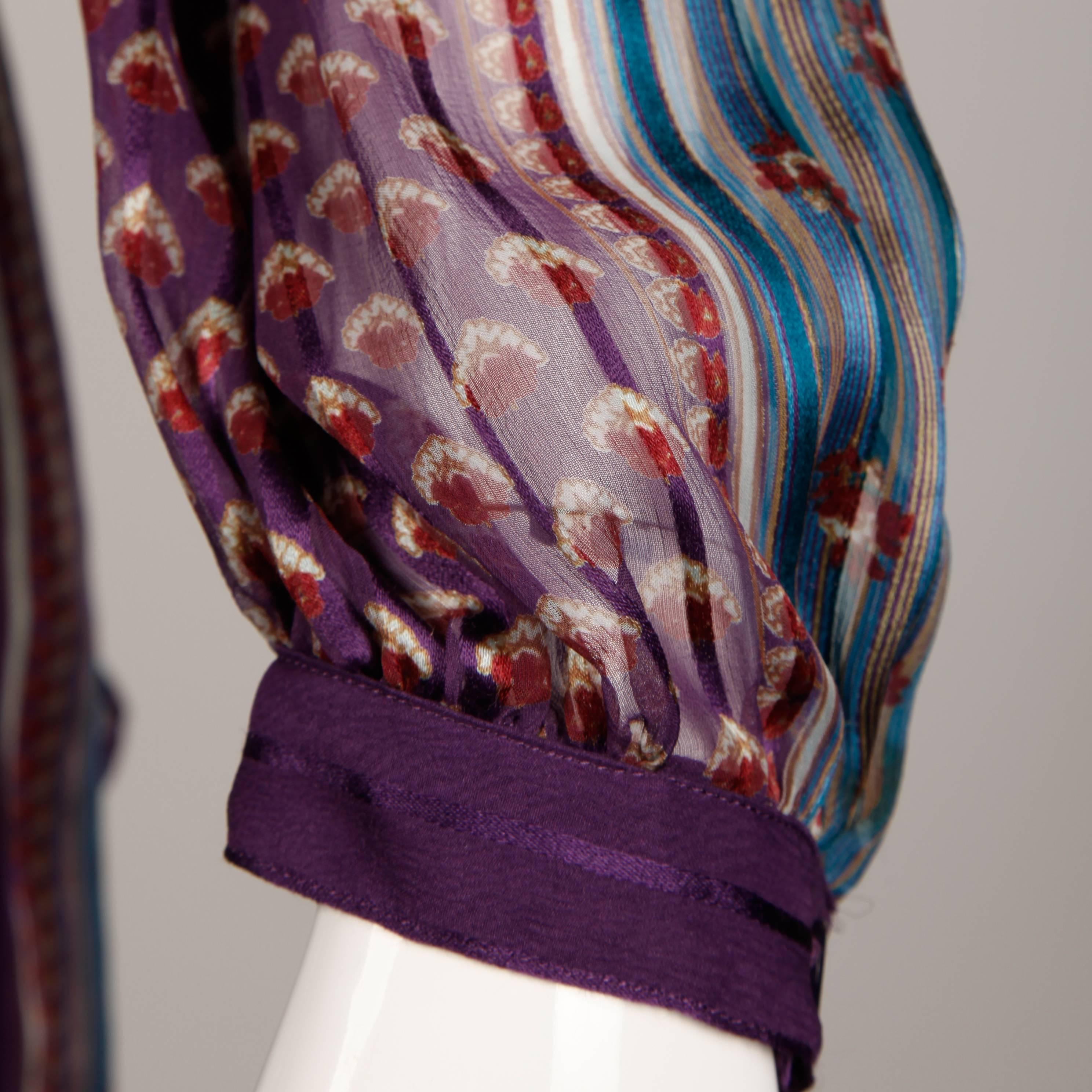 Superbe robe vintage des années 1970 en soie fine imprimée en Inde par The Silk Farm. Non doublée, avec un slip en soie violette détaché (non illustré) et une fermeture par bouton à l'arrière. 100% soie. La taille indiquée est 12, mais la robe