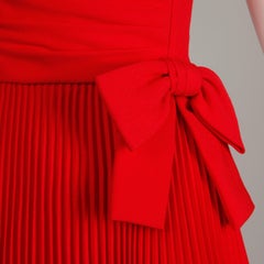 Arnold Scaasi - Robe de cocktail plissée rouge accordéonienne vintage avec nœud, années 1990