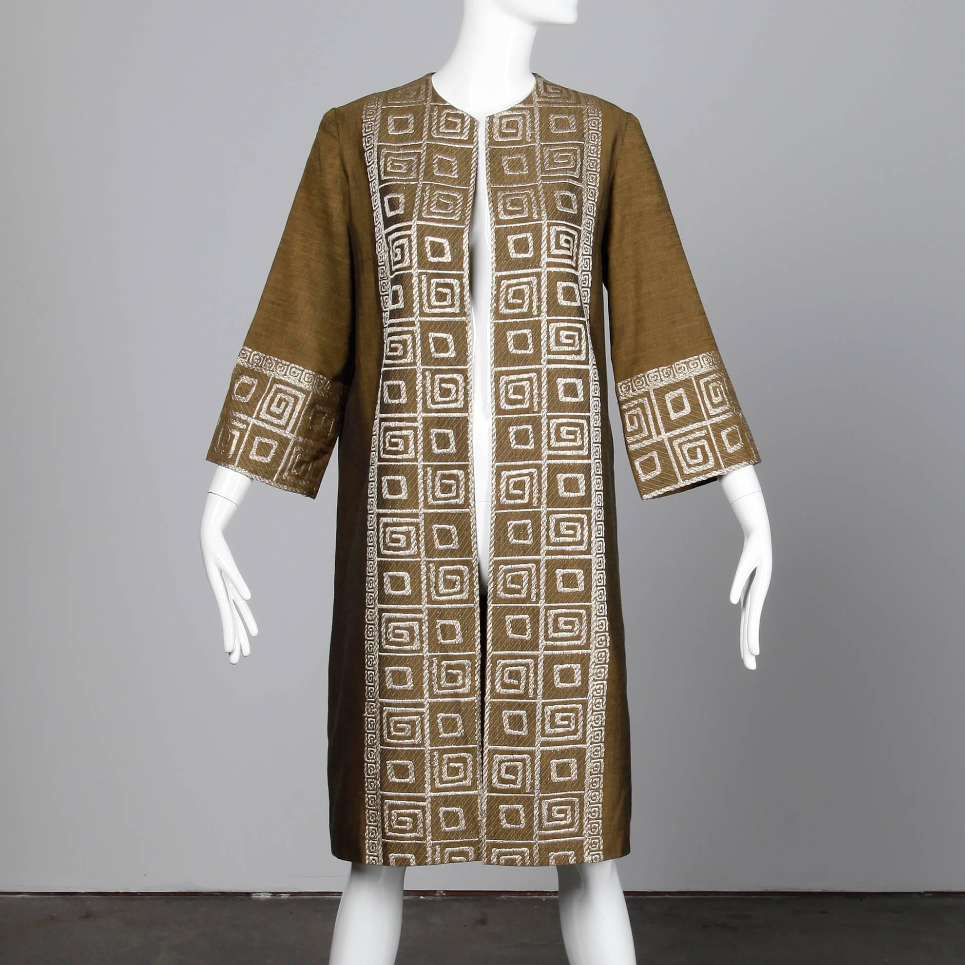 1960er Vintage Olivgrüner Swing-Mantel aus Griechenland + passende Tasche mit Stickerei im Zustand „Hervorragend“ im Angebot in Sparks, NV