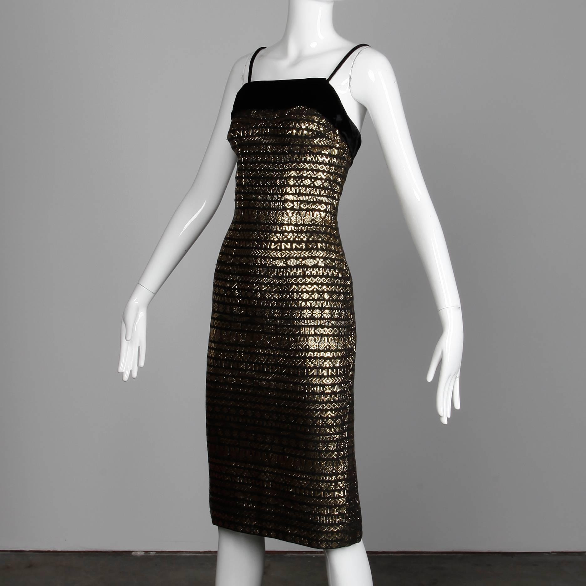 Nero 1960 Sexy Vintage Metallic Gold + Black Sheath Cocktail Dress con finiture in velluto in vendita
