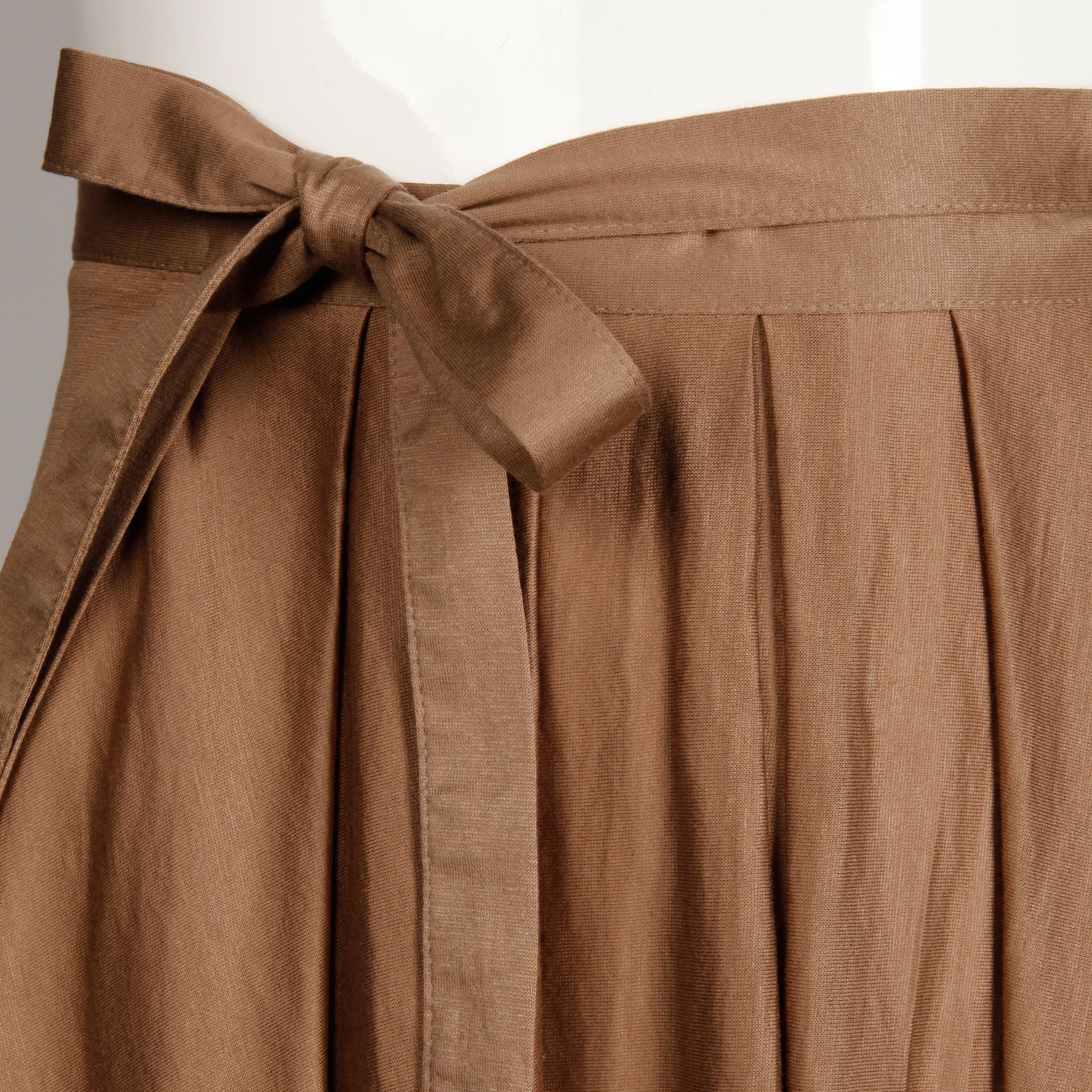1980 Kenzo Paris Vintage Taupe Brown Cotton Wrap Midi Skirt Excellent état - En vente à Sparks, NV