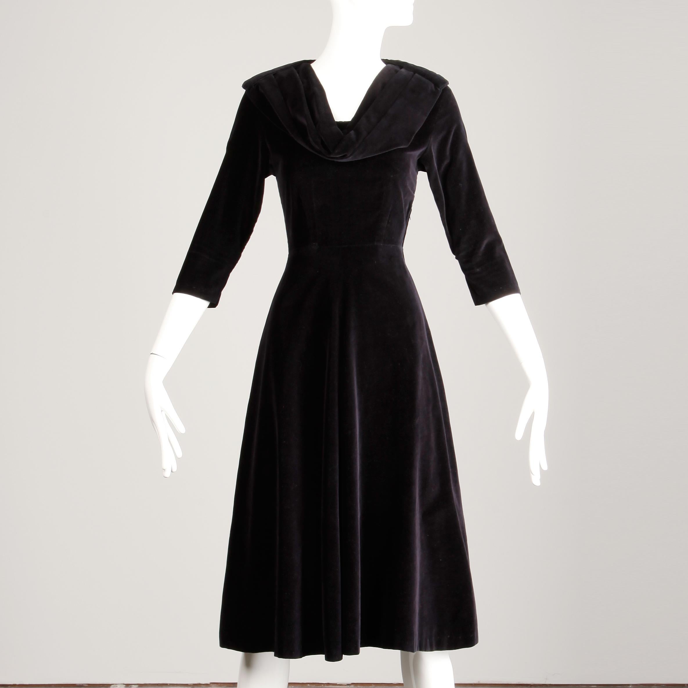 1940er Jahre Vintage Schwarzes Vintage-Cocktailkleid aus Samt mit Kragen + 3/4 Cropped Ärmeln im Zustand „Hervorragend“ im Angebot in Sparks, NV