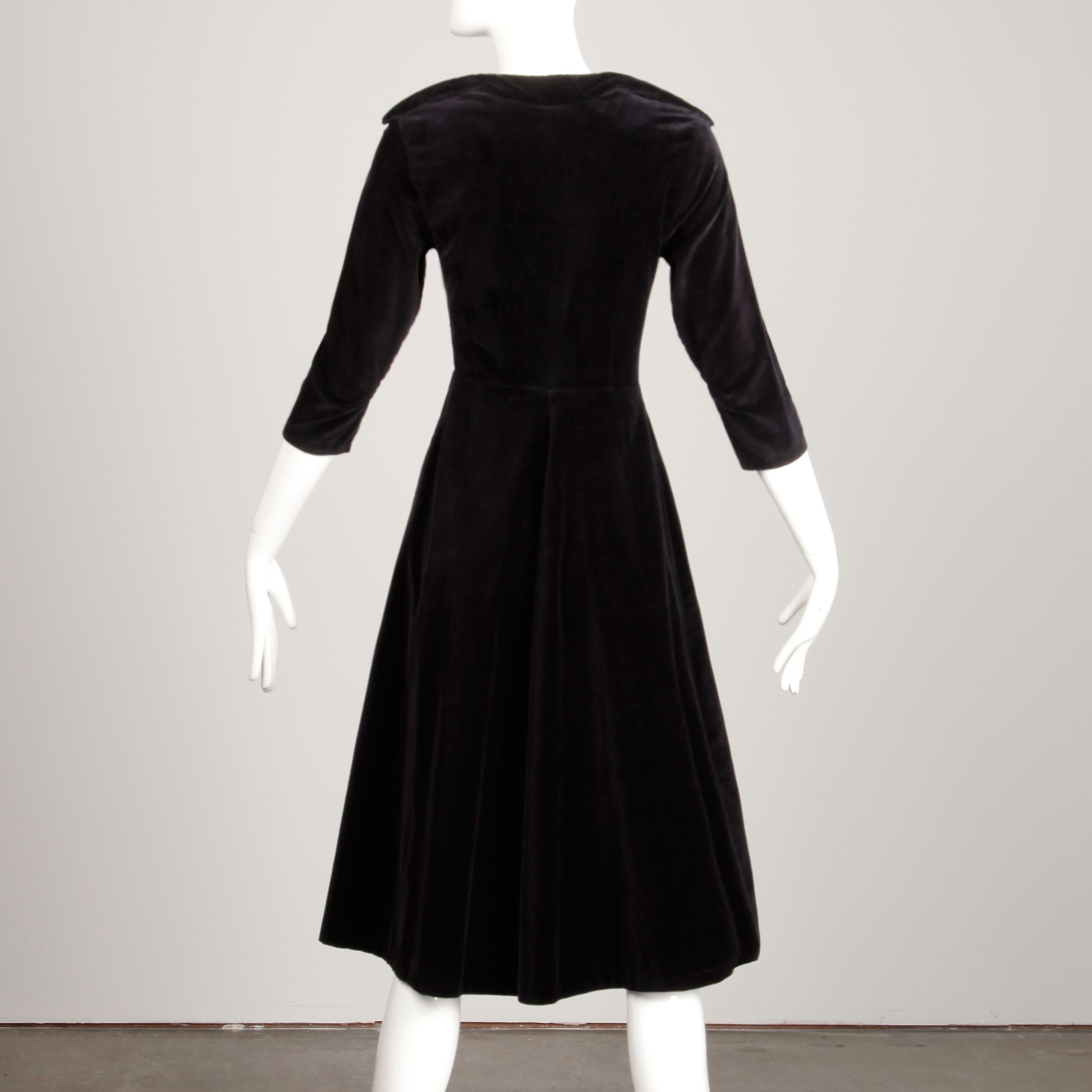1940 Vintage Vestido de Cóctel de Terciopelo Negro con Cuello + Mangas 3/4 Recortadas en venta 1