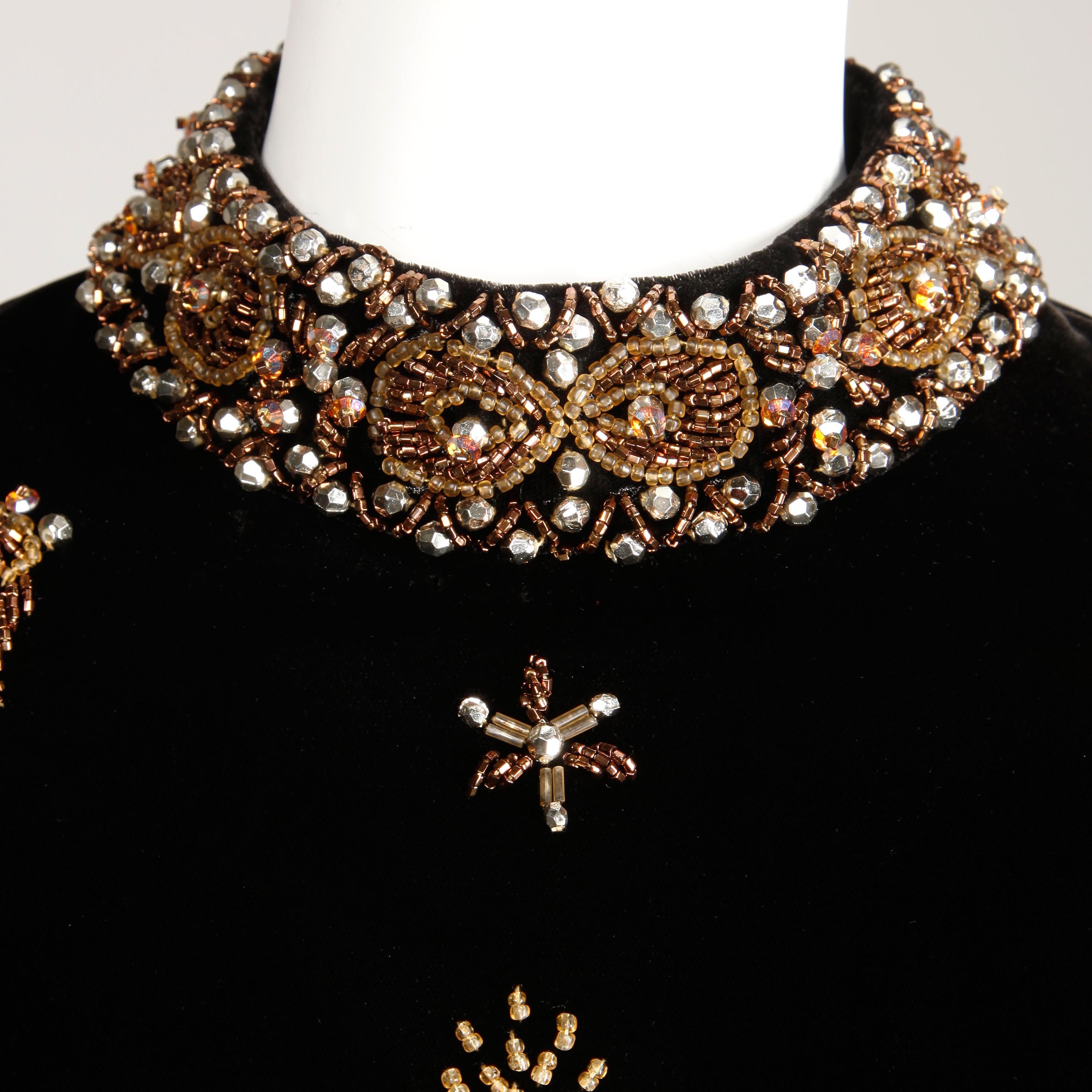 Atemberaubende Vintage 1960er Jahre schwarzem Samt Abendkleid oder Kleid mit Hand getan metallischen Pailletten, Perlen und Strass-Verzierung. Vollständig gefüttert mit Metallreißverschluss und Hakenverschluss hinten. Passt wie eine moderne Größe