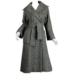 Pauline Trigere - Manteau vintage à chevrons en laine lourde avec ceinture, années 1970
