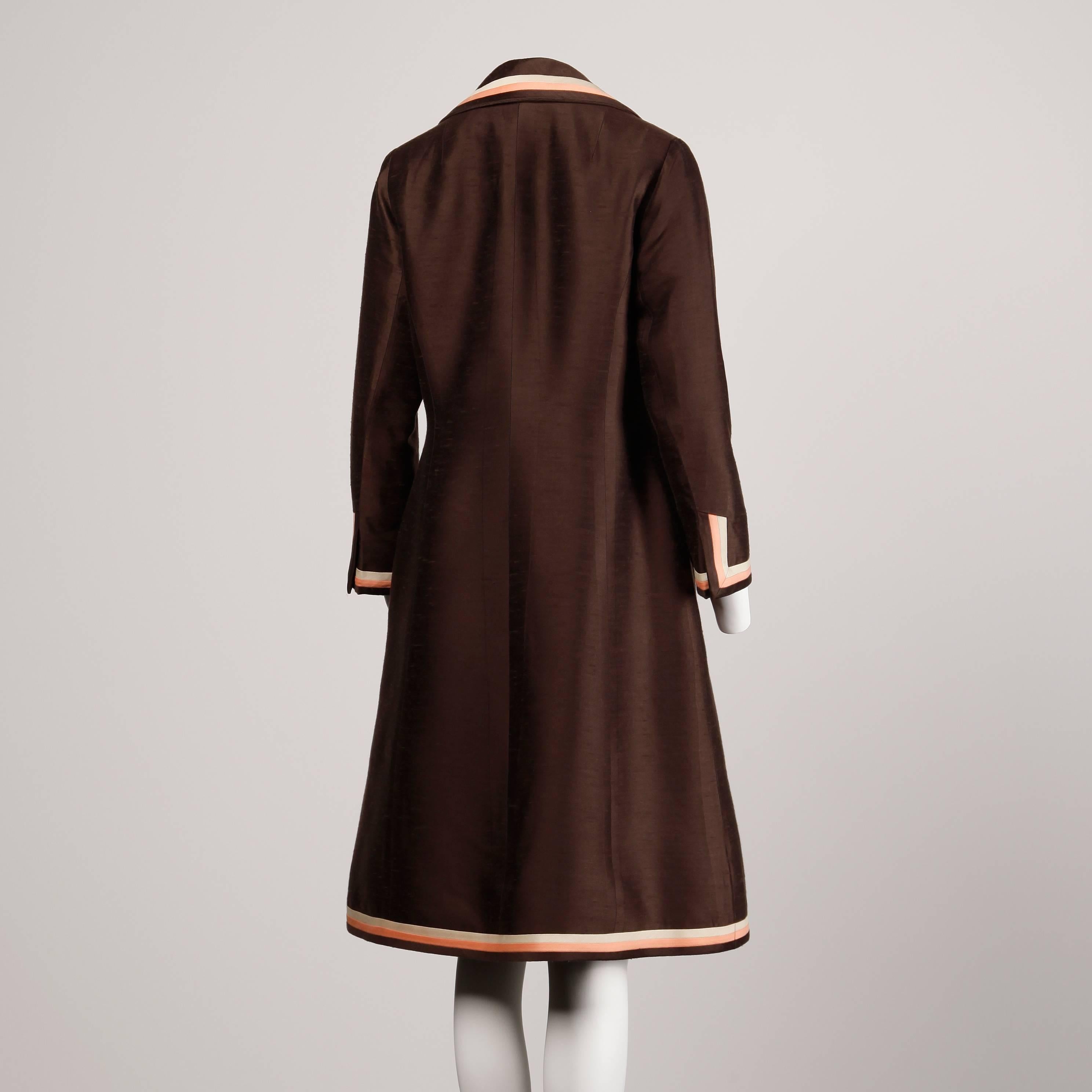 Superbe ensemble manteau et robe rayé rose et marron en soie et laine vintage des années 1960 en vente 1