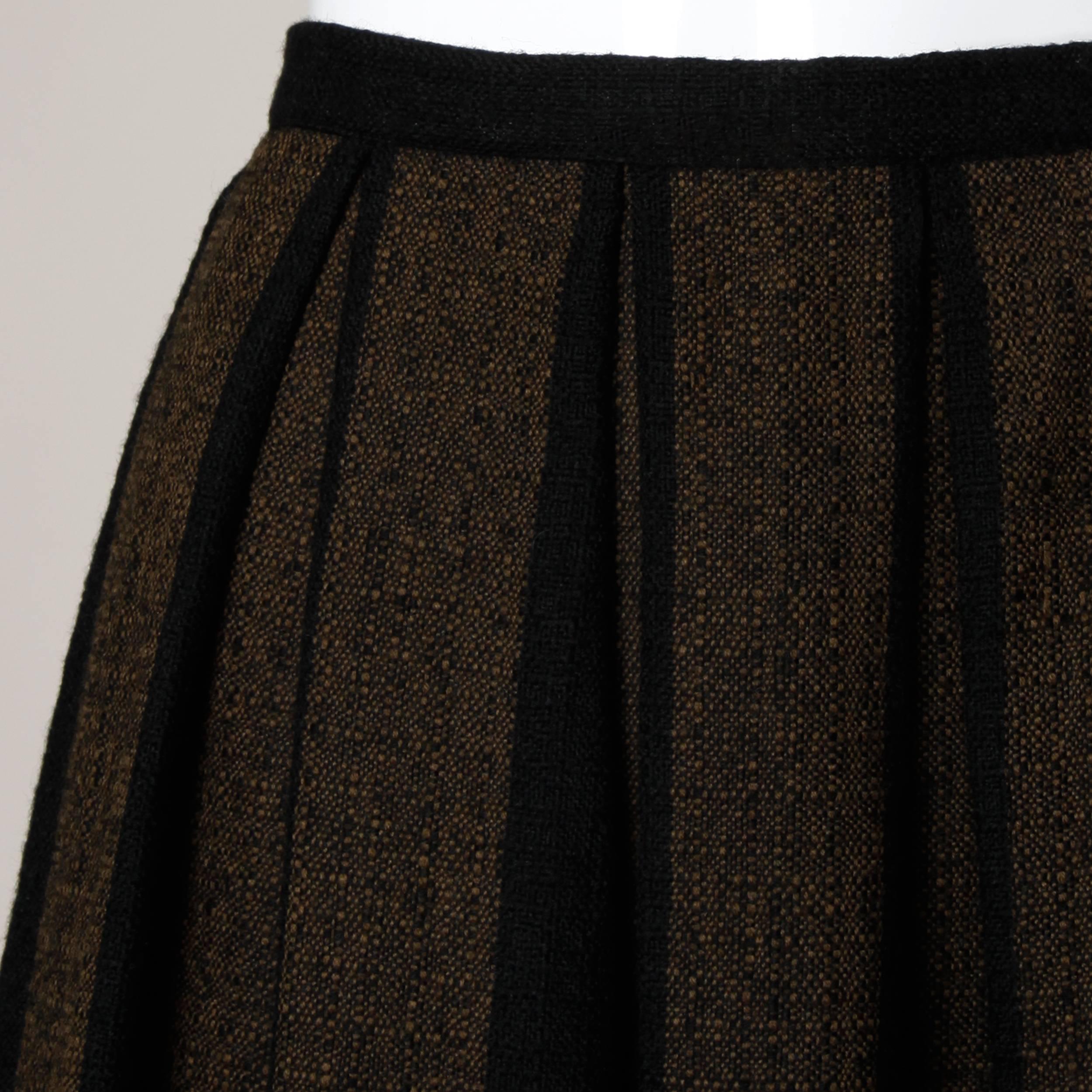 Jupe vintage en laine tissée douce marron et noire avec plis en forme de boîte, années 1960 Excellent état - En vente à Sparks, NV