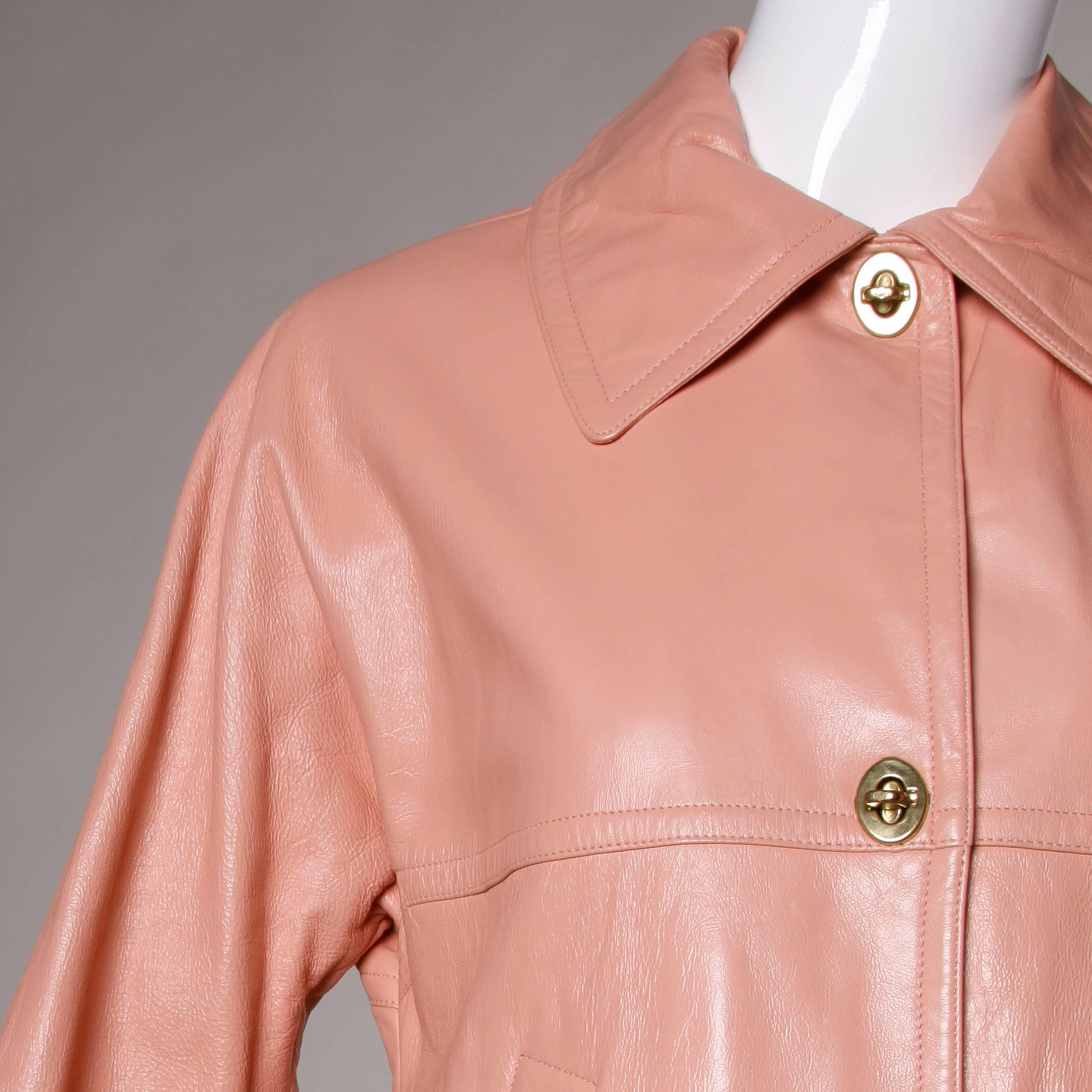 Rare and early 1960s Bonnie Cashin for Sils pink leather coat with iconic turn key closure.

Details:

Fully Lined
Side Pockets
Front Metal Turn Key Closure
Color: Pink
Fabric: Genuine Leather
Label: Sills A Bonnie Cashin Design/ Theodore's