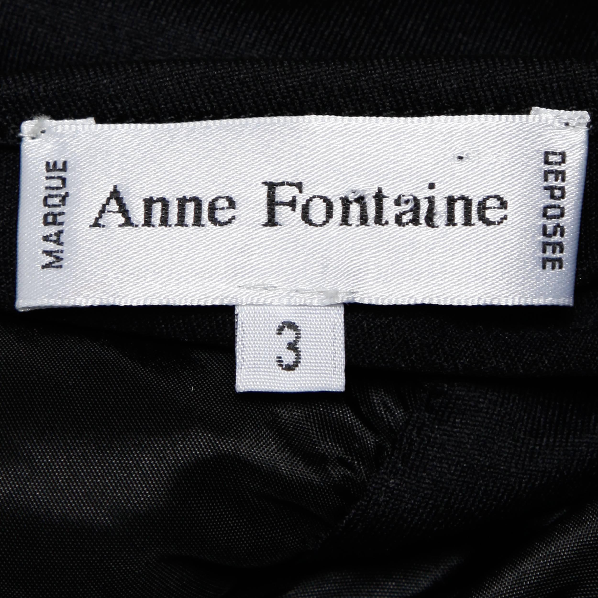 Elegant contemporary black jersey knit top with ruching. By French designer Anne Fontaine.

Details:

Unlined
No Closure/ Fabric Contains Stretch
Marked Size: 3
Estimated Size: Medium
Color: Black
Fabric: 100% Polyester/ 8% Elastic/ 92%