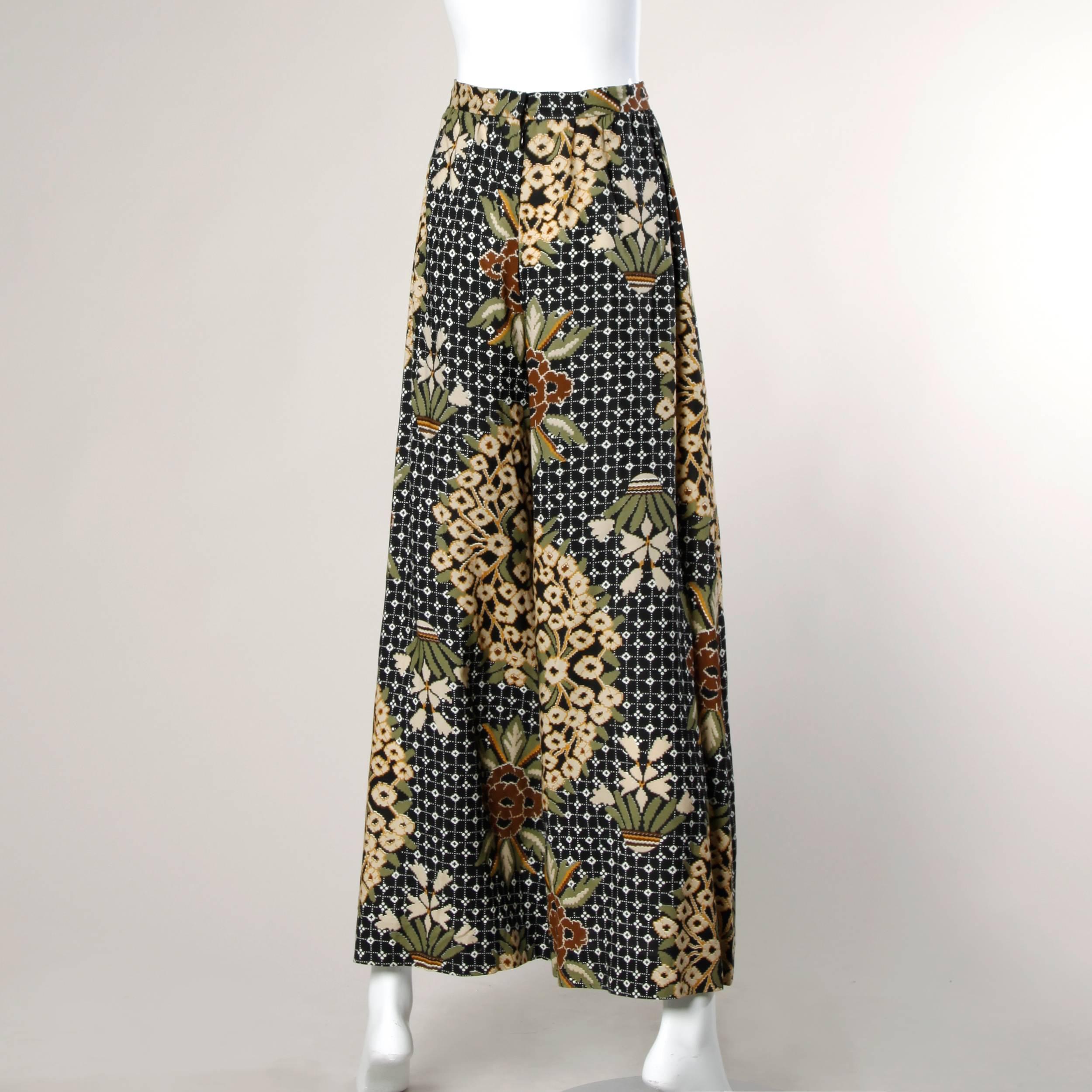 Rizkallah 1970s vintage wide leg palazzo pants with an earthy bohemian floral print. Very wearable!

Details:

Unlined
Closure: Back Zip and Hook Closure
Marked Size: Not Marked
Estimated Size: Small
Color: Multicolored Earthtones
Fabric: