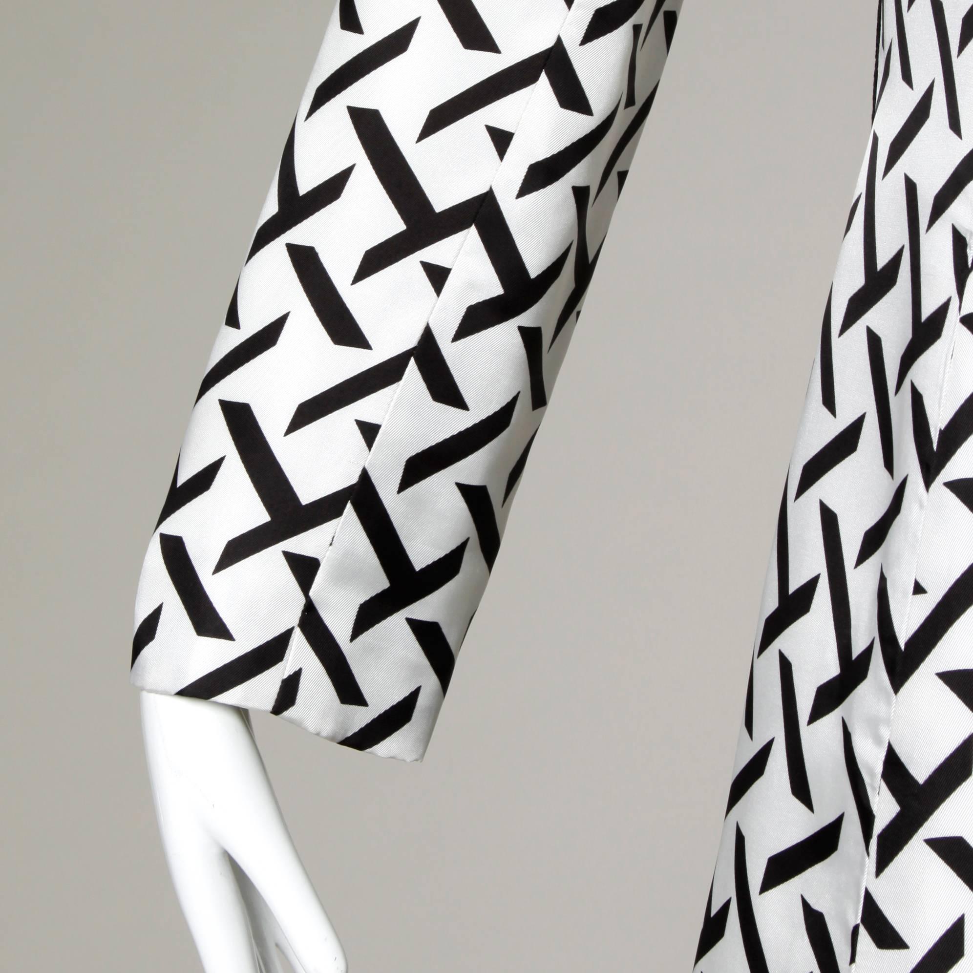 I. Magnin Manteau vintage en soie à imprimé graphique noir et blanc, années 1960 Pour femmes en vente