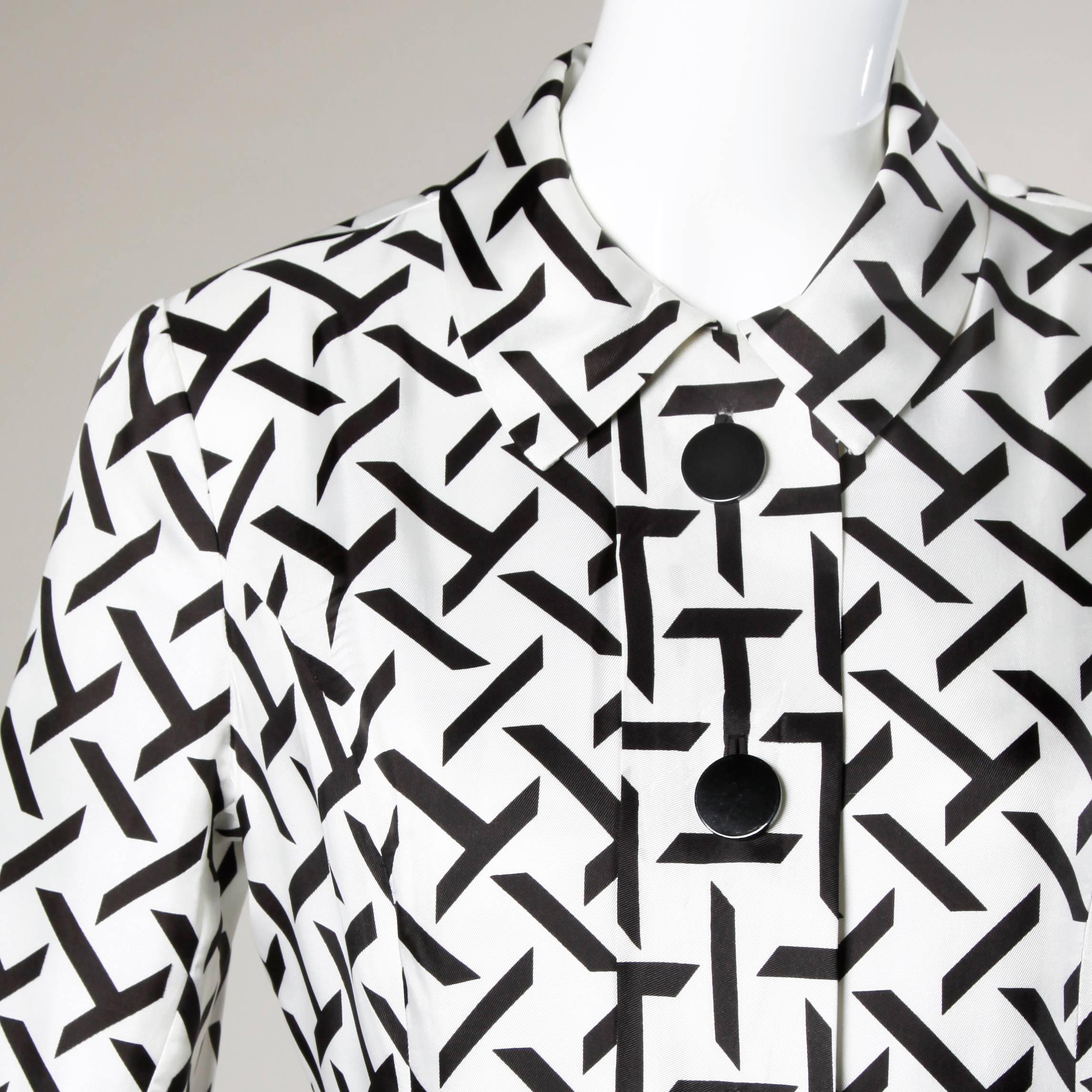 Fantastic black and white silk coat in a graphic mod print by I. Magnin.

Details:

Fully Lined
Front Pockets
Front Button and Snap Closure
Marked Size: Not Marked
Estimated Size: Medium
Color: White/ Black
Fabric: Silk
Label: I.Magnin &