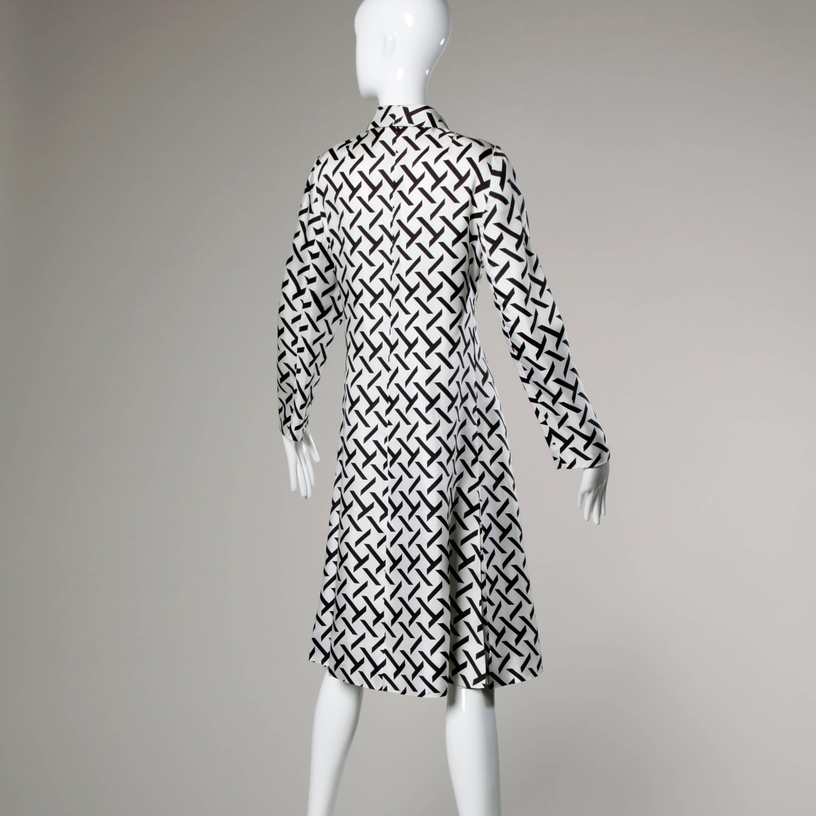 Gris I. Magnin Manteau vintage en soie à imprimé graphique noir et blanc, années 1960 en vente