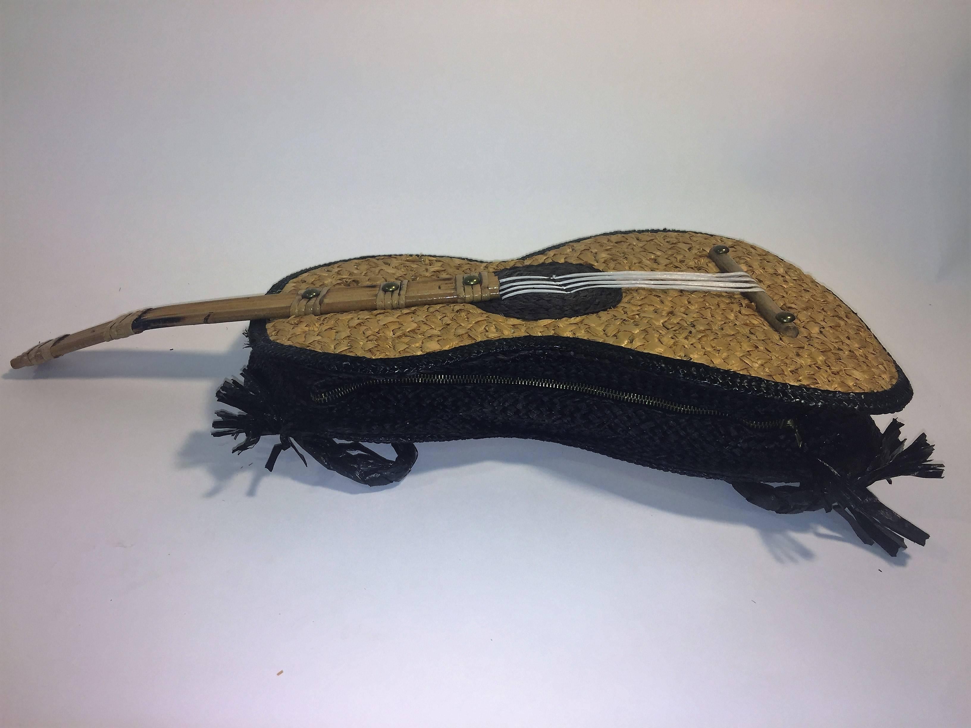 Great Rare Mid Century Raffia Guitar Handbag In Excellent Condition For Sale In New York, NY