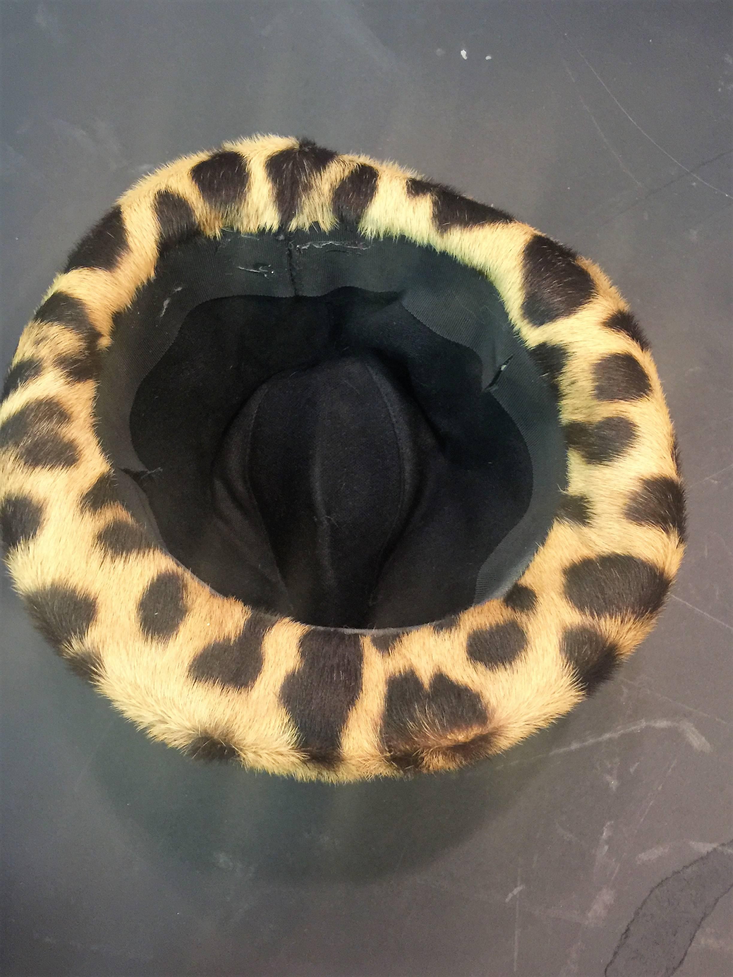  1940's Fantastic Jaguar Printed Fur Fedora with Black Wool Felt Bow For Sale 2