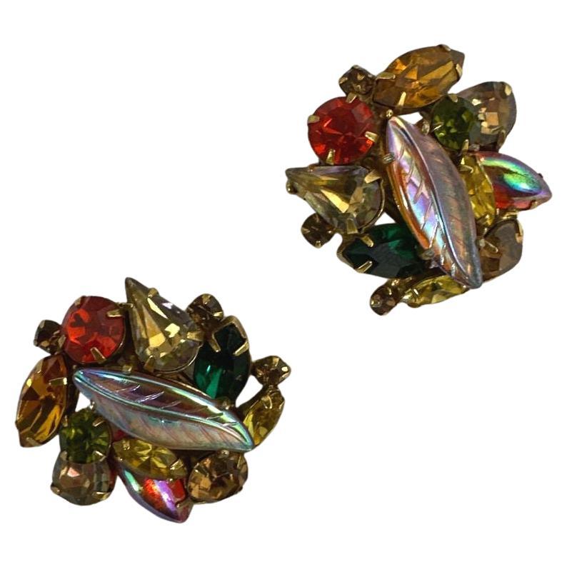 Signierte Karmer-Ohrringe Vintage Mehrfarbige Strass Clip auf runden Ohrringen im Angebot