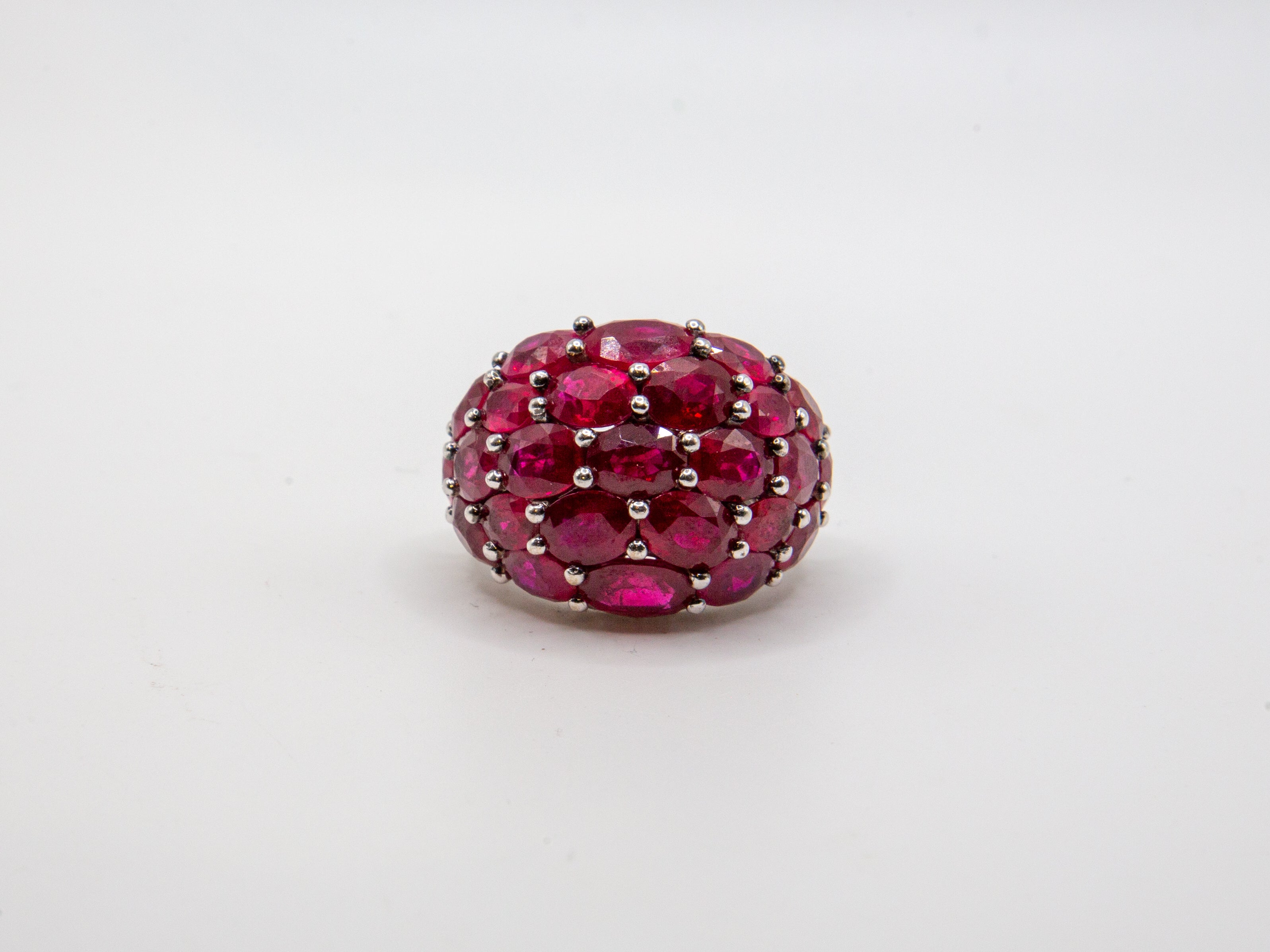 Questo squisito anello di Graff affascina con il suo elegante design a bombe, ornato da vividi rubini ovali per un totale di circa 21,00 carati.

Ogni rubino emana una tonalità ricca e profonda che contrasta meravigliosamente con la lucentezza