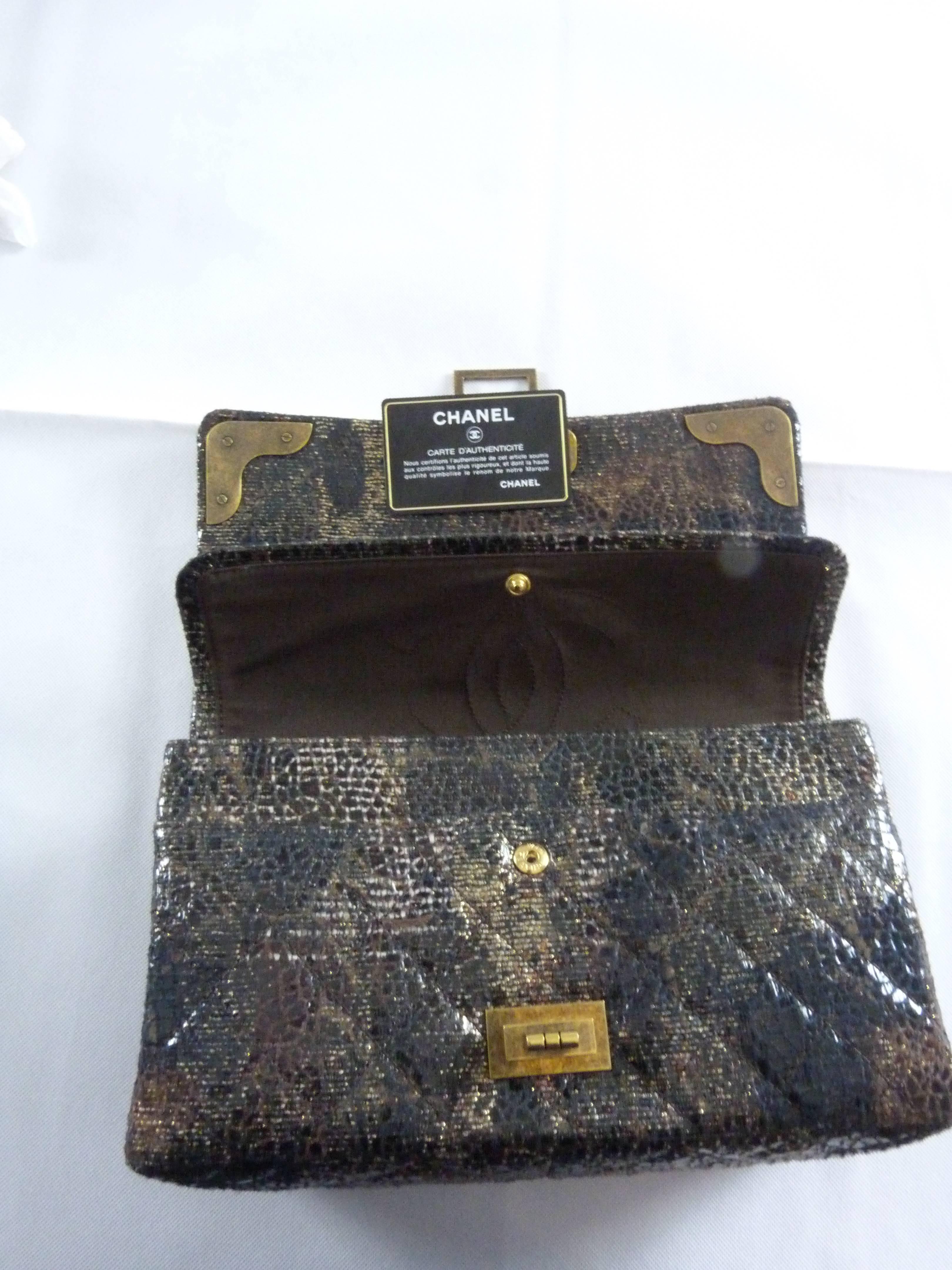 Bag 28cm lacquered tweed colored in shades of brown, clasp lock on swivel stud gold metal patina bronze, metal inserts on flaps, outside pocket, adjustable handle Cambon chain. Hologram, authenticity card. Very good state.

The dimensions of this