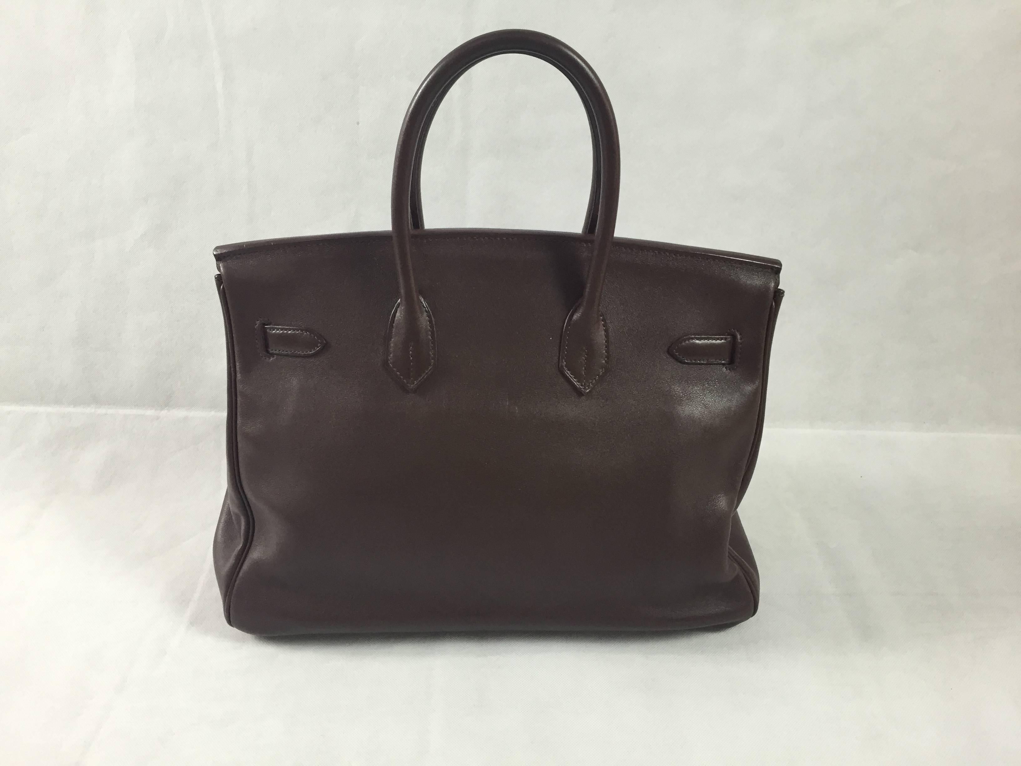 Hermès Birkin 35 chocolate color. Swift leather. Year: 2007. Hermès lock, bell and keys. Hermès Made in France. Good condition in general: small light signs of normal wear.  Exterior condition: Excellent, leather is very good in general, a few