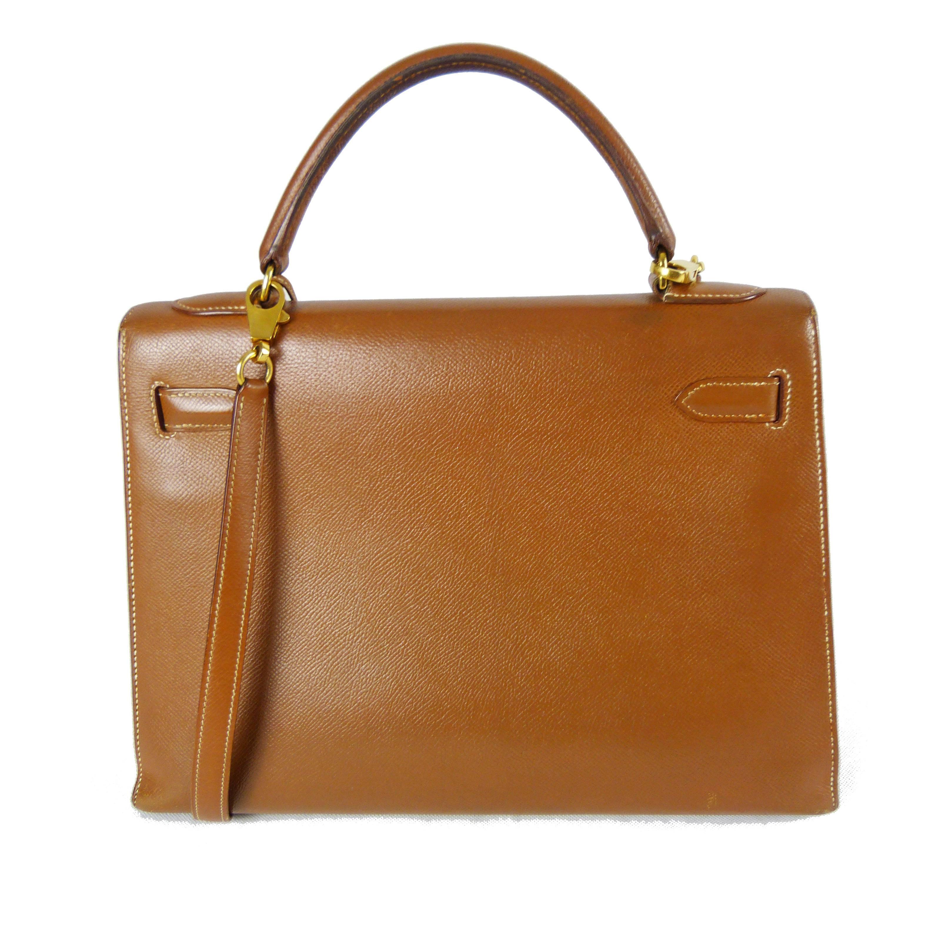 Hermès Kelly 32 bag, cuir Epsom Gold leather with strap. gold hardware. 
With keys, locker and clochette. 

Good state, slight mark on the front, white stain inside (see picture). 
Year 1993

Dimension : 32cm x 24cm x 12cm
Lenght of handle