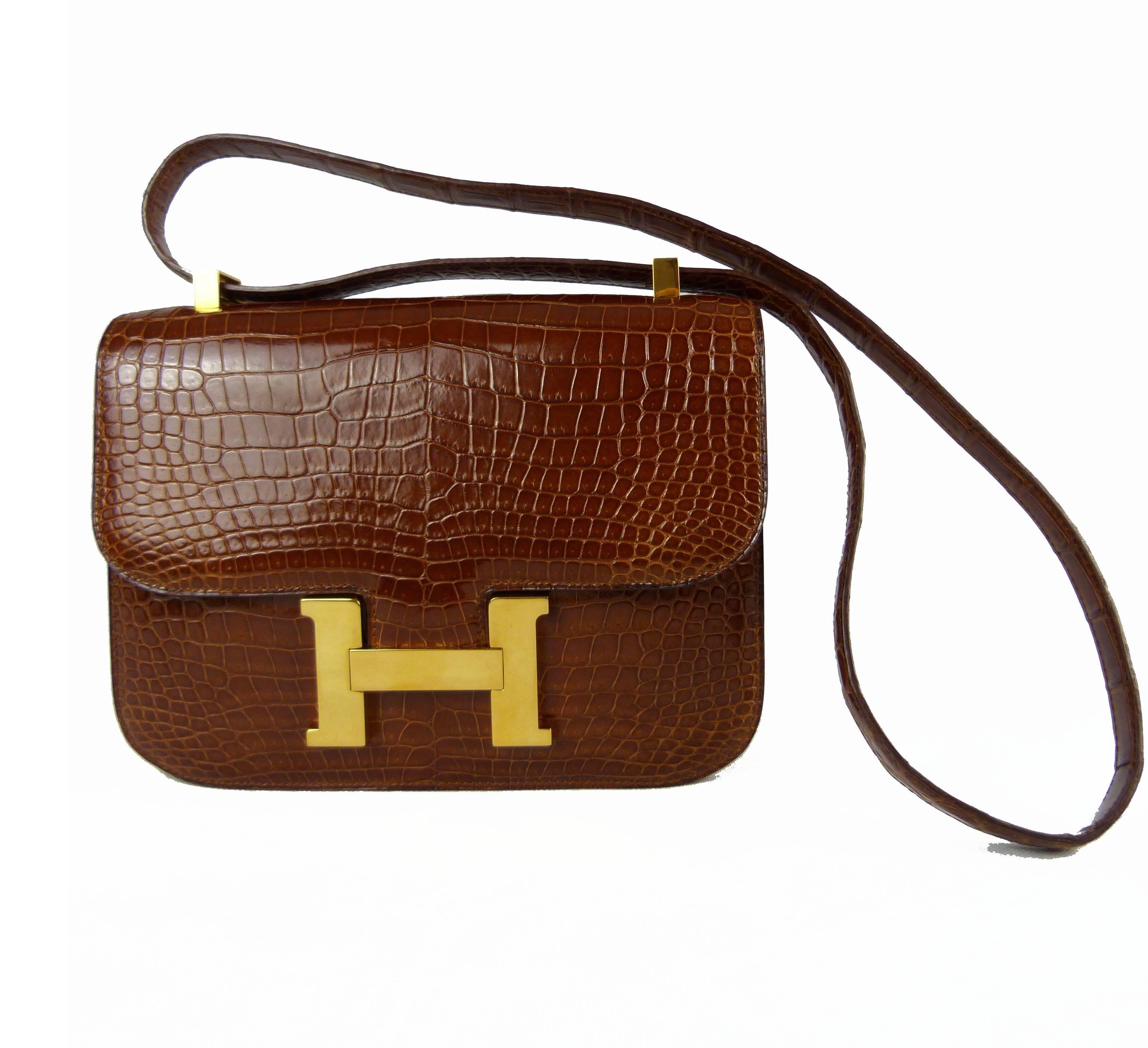 Brown crocodile Constance Bag Hermès made in France 1978

Constance bag 23cm in crocodilus porosus gold, gold plate clasp 