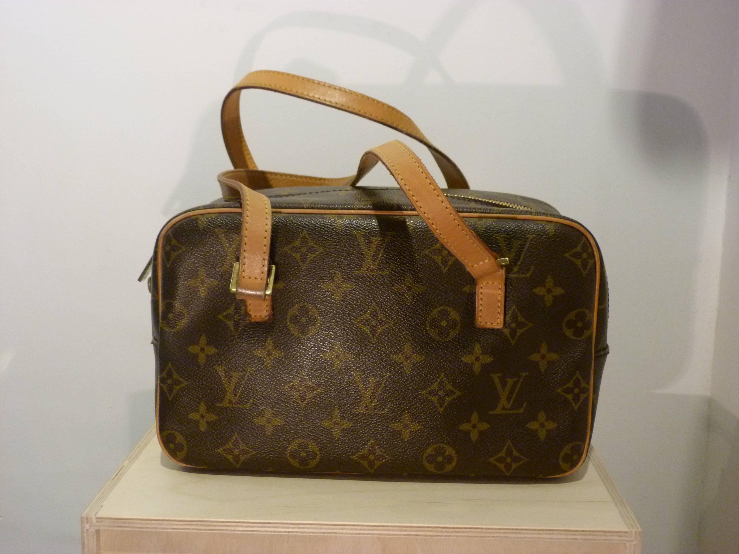 Louis Vuitton monogram handbag in natural leather.  On the front of the bag there is a zipped pocket, two handles that allow you to wear your bag on your shoulder and one principal zipped pocket. Also, 3 pockets on the interior.
Some sign of wear