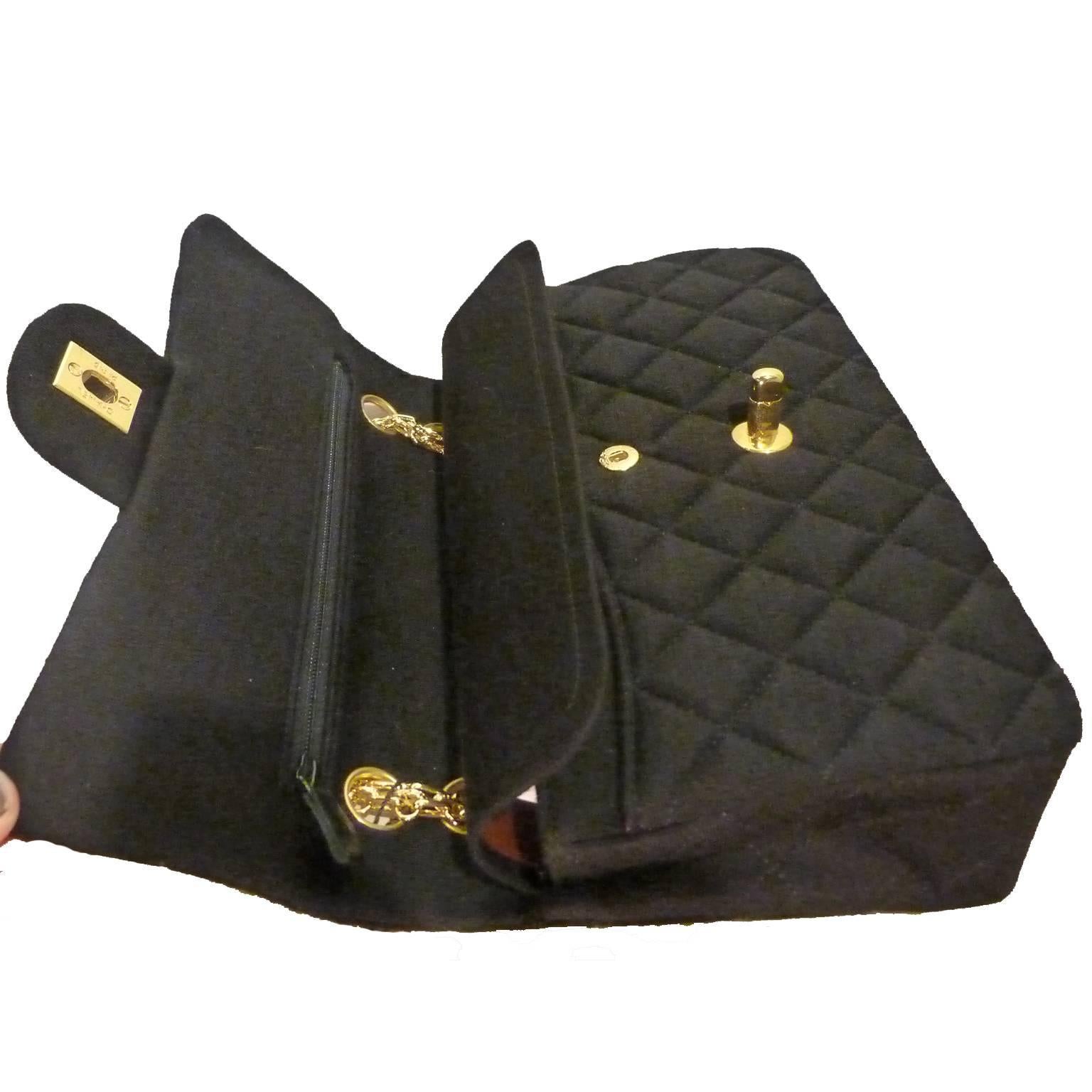 Timless 23 black in jersey and in a perfect state of use. 
Cambon chain. 
box of origin
Purse material : Jersey 
Color : black. 
State : Really good condition.
 Season : all seasons
 External condition : Excellent.
 Internal condition :