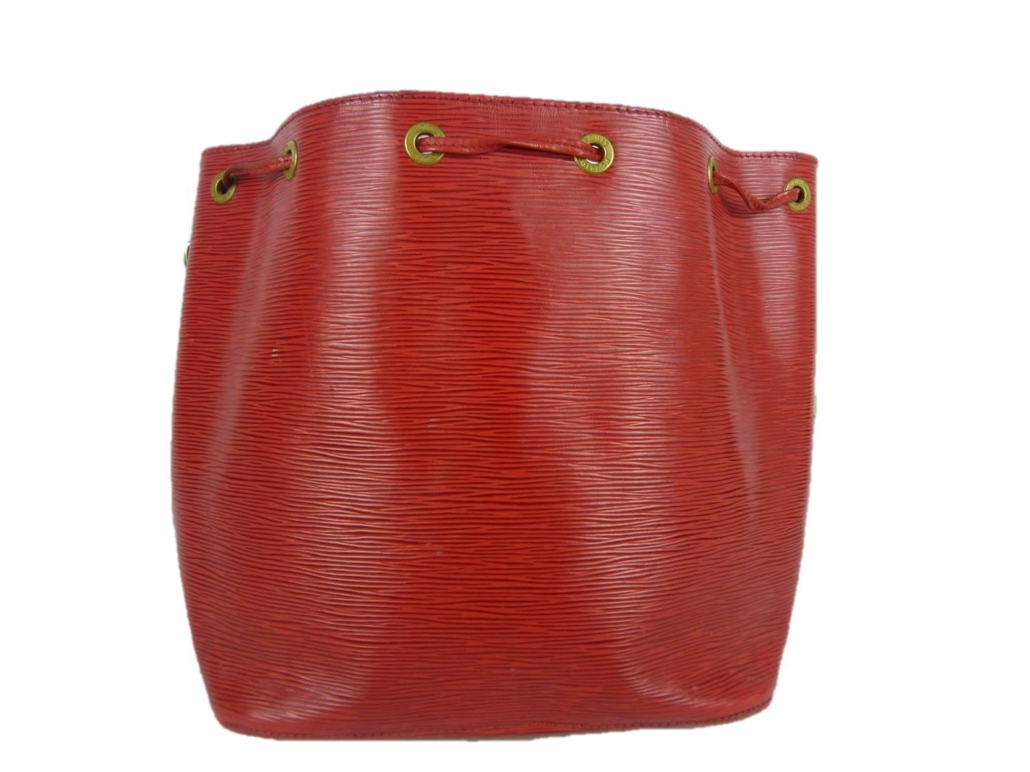 Beautiful Louis Vuitton Petit Noé shoulder bag in red epi leather. 
This bag is perfec for every season !
Some sign of wear on both side of the bag (see photos)
Interior in really good shape.
Delivered with the certificate of authentification