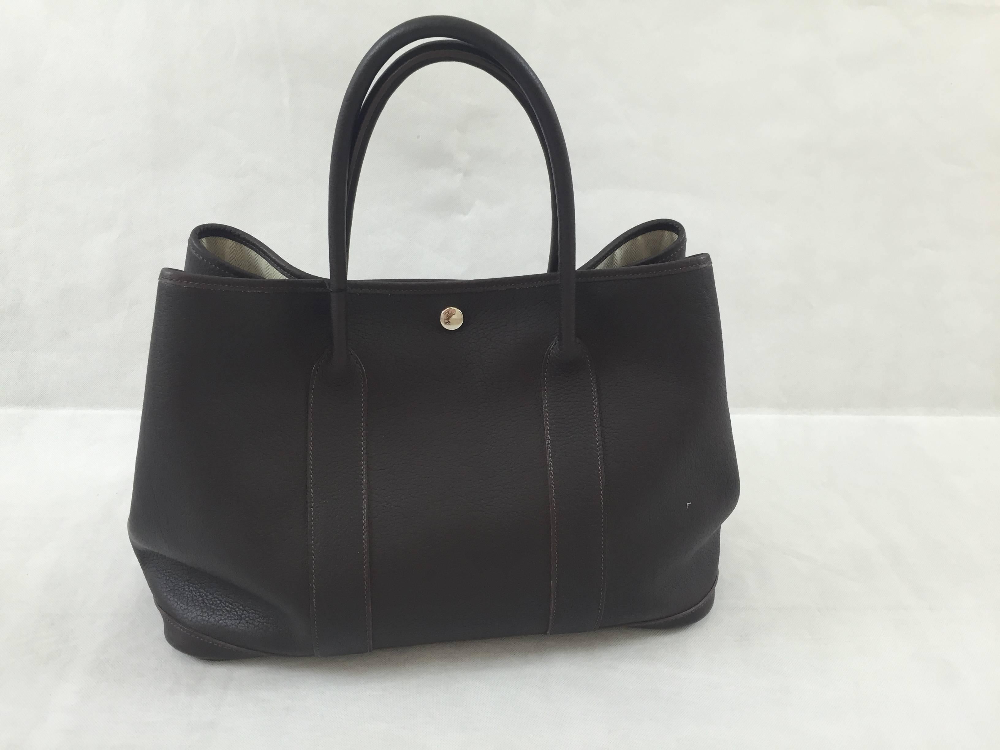 Hermès Garden party bag 36 cm. Chocolate color. Soft Leather. Good condition, some little scratches on the bottom and on the handle (see pictures)