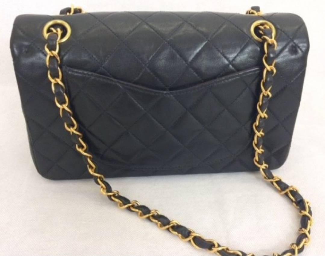 Gorgeous Chanel black timeless 23cm bag in good condition. 
Front CC logo twist closure opens double flap style. 
Golden chain strap interlaced with black leather.
Delivered with authenticity certificate.

Authenticated by experts Chombert &