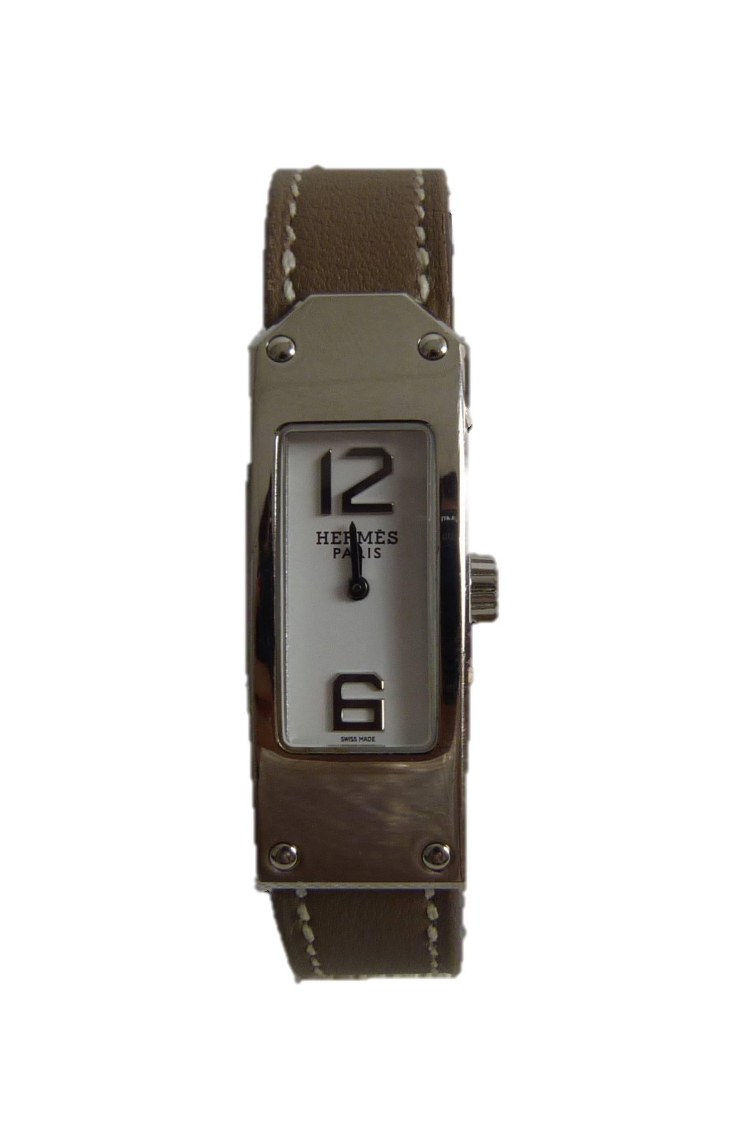 Kelly 2 Watch Hermès made of steel with a white face. 

Quartz movement. 

Good condition.

Calf swift bracelet 

Oakum of 18,5 cm

Swiss Made