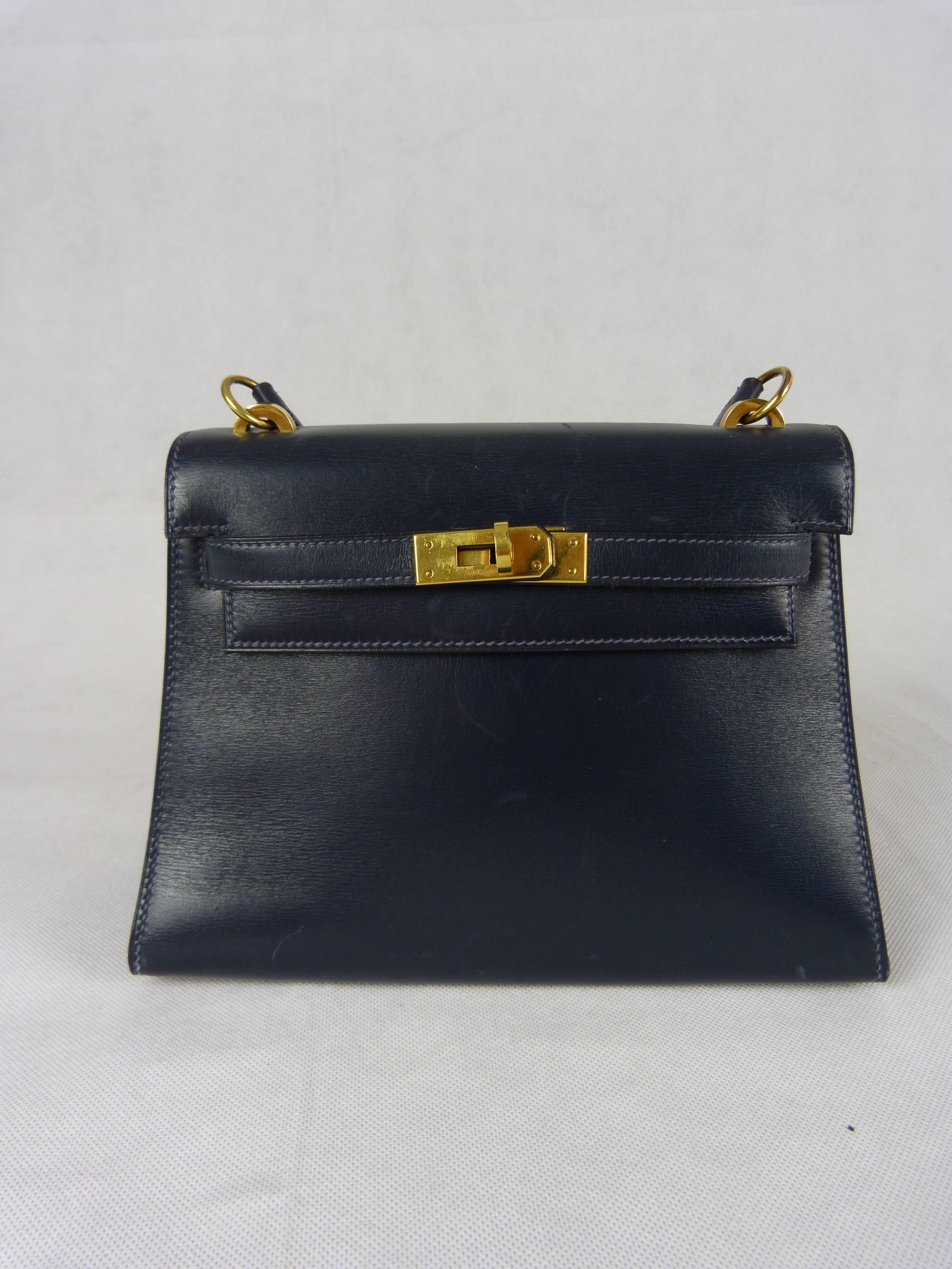 Hermès Blue Nuit mini Kelly 20Cm Hermès. (Sellier model)

Box leather and Gold trimmings.

Good condition.

Minor scratches and some are more important in the underside than others (see picture)

Stain of discoloration on the strap (see