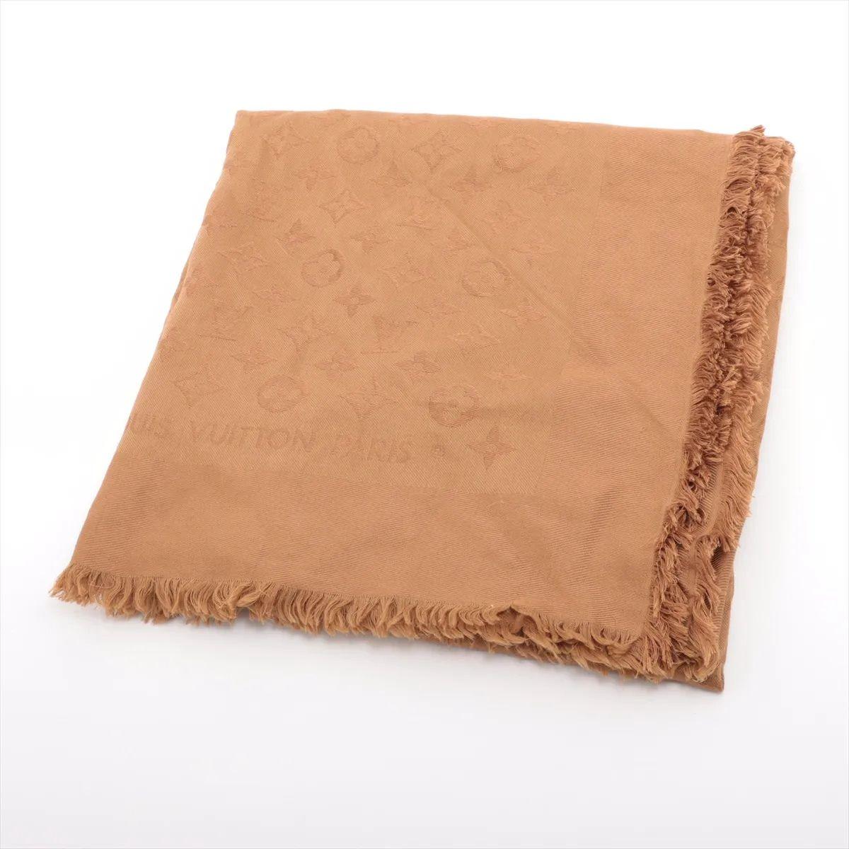 Der Louis Vuitton Monogram Classic Shawl in Caramel ist ein zeitloses Accessoire, das Eleganz und Raffinesse ausstrahlt. Er ist aus einer luxuriösen Seiden-Wollmischung gefertigt und weist das ikonische Monogram-Muster auf, das auf subtile Weise