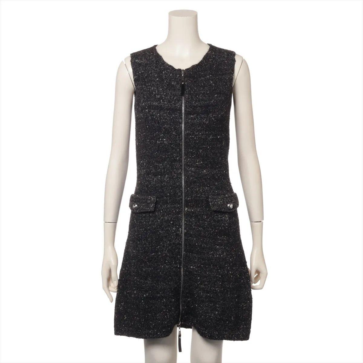 La robe sans manches en maille de soie Louis Vuitton, de couleur noire, dégage une élégance moderne grâce à sa silhouette épurée et structurée. Confectionnée dans une luxueuse maille de soie, cette robe offre une coupe douce et souple qui flatte la