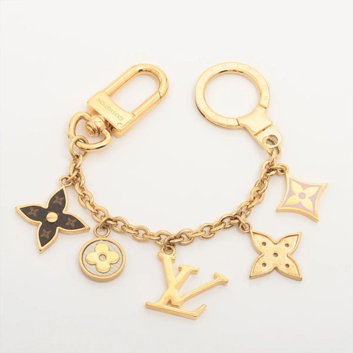 Il charm per borsa Louis Vuitton Spring Street Chain è un accessorio elegante e versatile progettato per aggiungere un tocco di lusso alla tua borsa o alle tue chiavi. La borsa charme è stata progettata sia per lo stile che per la funzionalità.