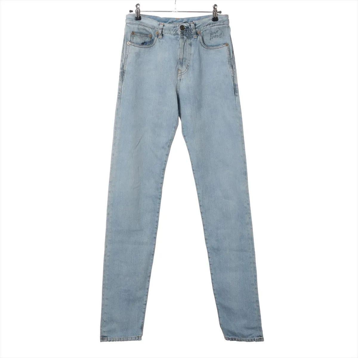 Le jean en coton de Saint Laurent Paris, bleu clair, incarne une version classique et élégante du denim de tous les jours. Confectionné en denim de coton de haute qualité, ce jean présente un délavage bleu clair qui lui confère un aspect usé