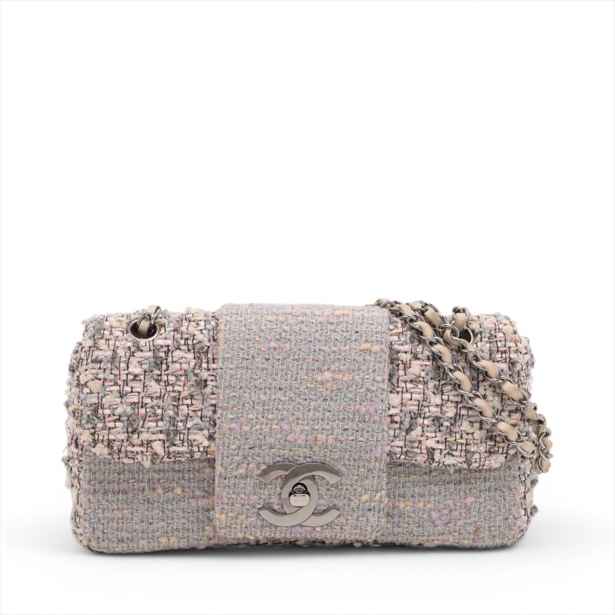 Le sac à bandoulière Chanel CC Logo Tweed Chain en gris est un accessoire sophistiqué et élégant qui incarne l'attrait intemporel de Chanel. Fabrice en tweed luxueux, ce sac est orné du logo CC emboîté en évidence sur le devant, ajoutant une touche