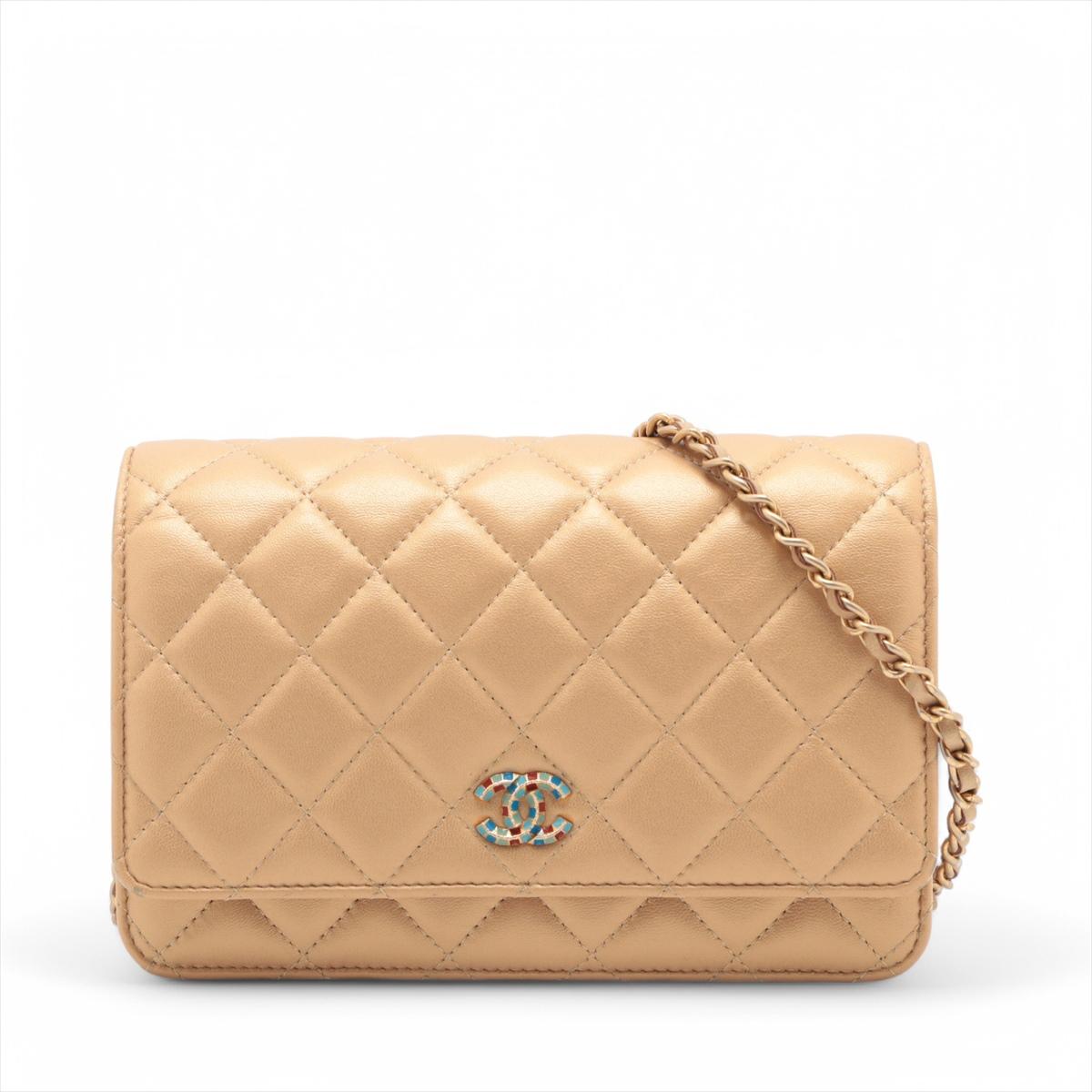 Le sac à bandoulière Chanel Multicolor CC Logo Matelassé Lambskin Chain en or est un accessoire vibrant et luxueux qui illustre l'engagement de la marque envers l'élégance et l'artisanat. Confectionné en cuir d'agneau souple, ce sac présente le
